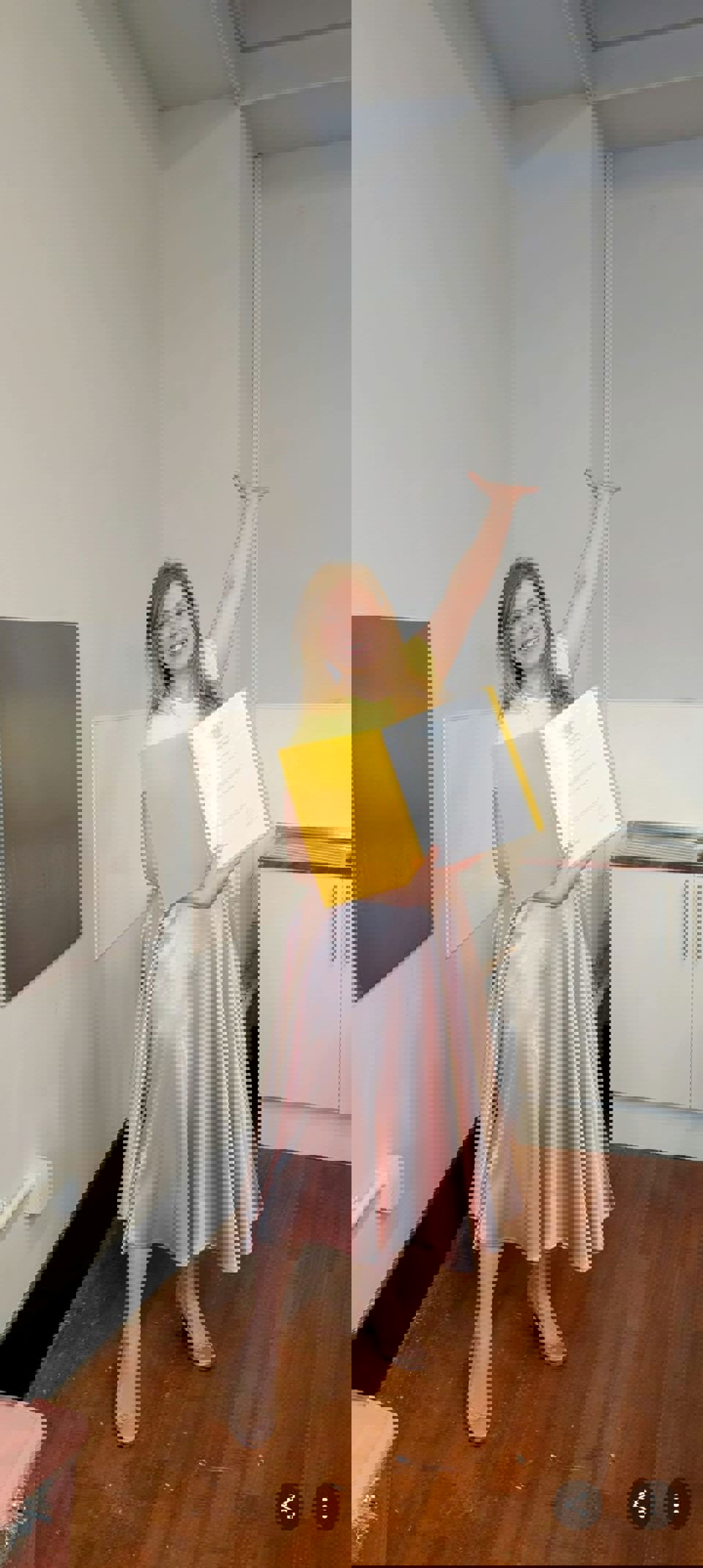 Julia Kalmuk ar ôl llofnodi ei phrydles ar uned Neuadd y Farchnad. 