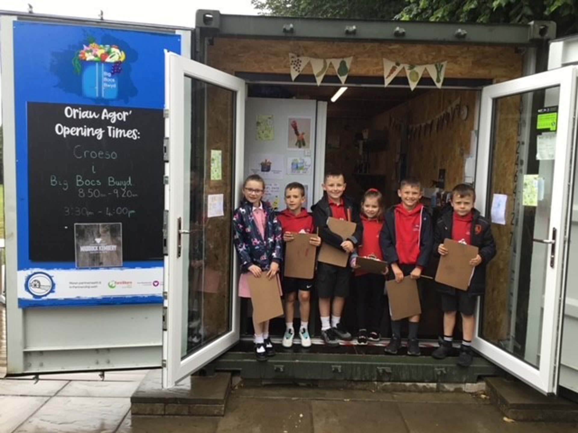 Pupils in front of stall