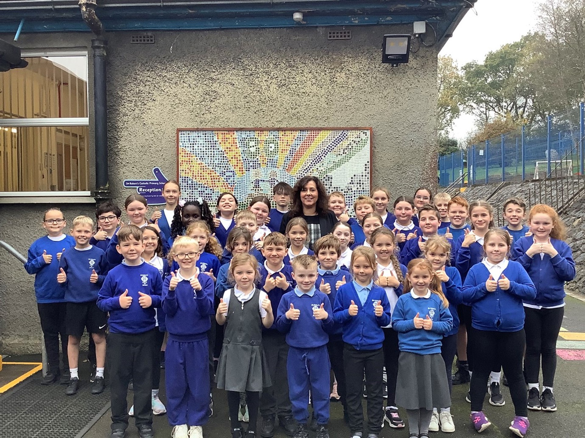 Y Pennaeth, Carmen Beveridge, a Grwpiau Llais y Disgybl yr ysgol