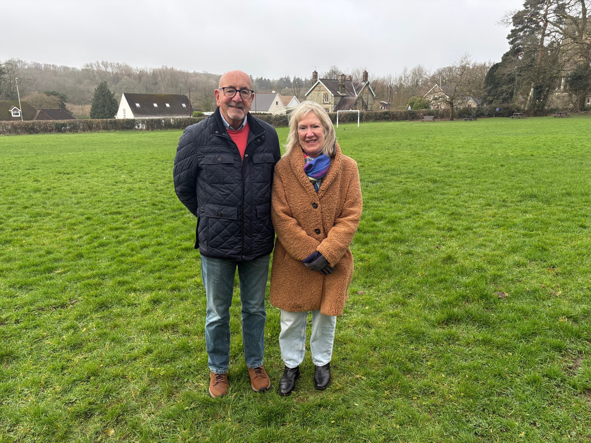 Gweithio gyda phreswylwyr: Claire Westrop a Mike Parker o bentref Pen-y-Fai. 