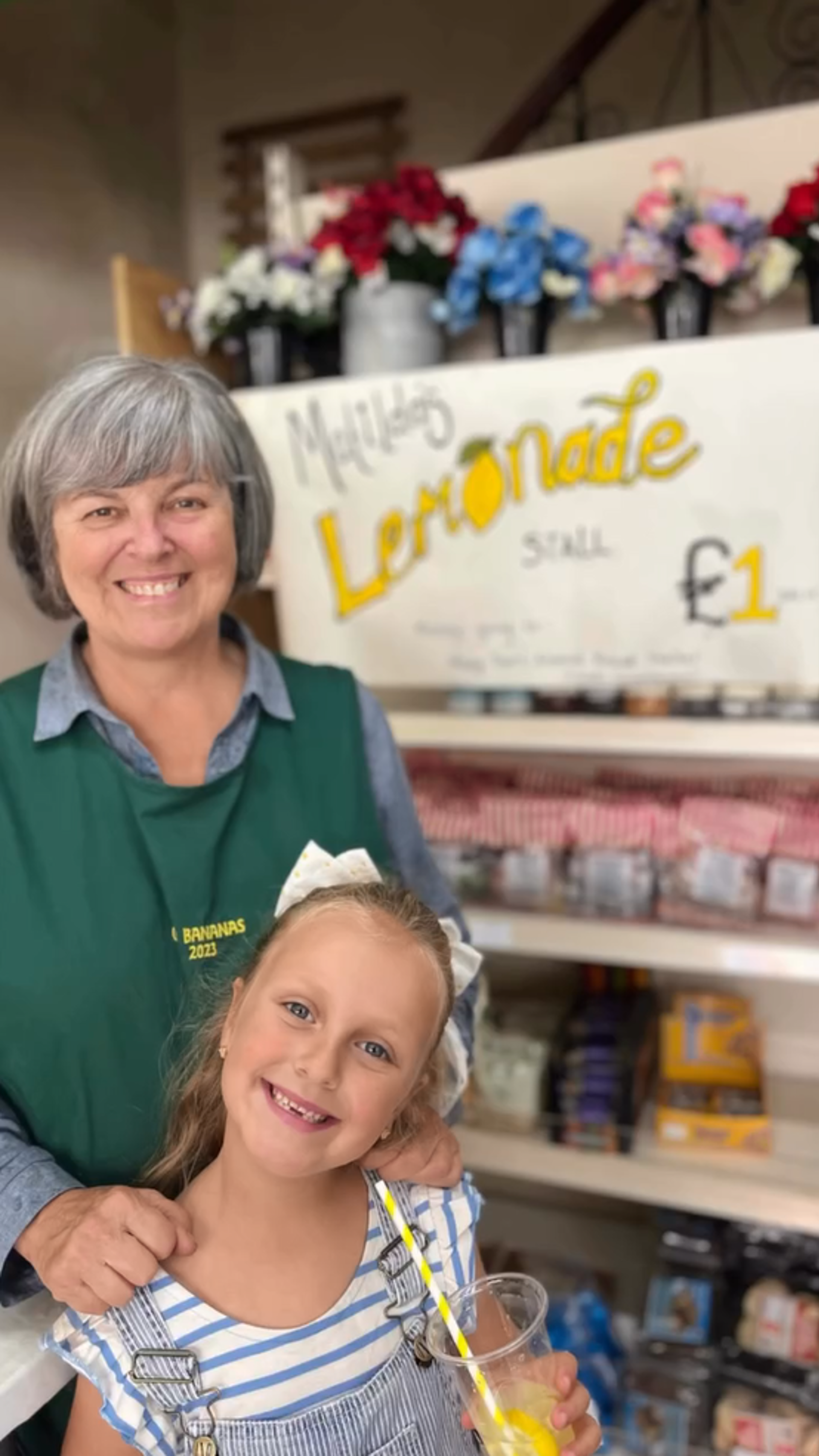 Matilda, 6, gyda'i mam-gu Hayley Morgan, y tu allan i'w stondin lemonêd yn Go Bananas ym Marchnad Maesteg.
