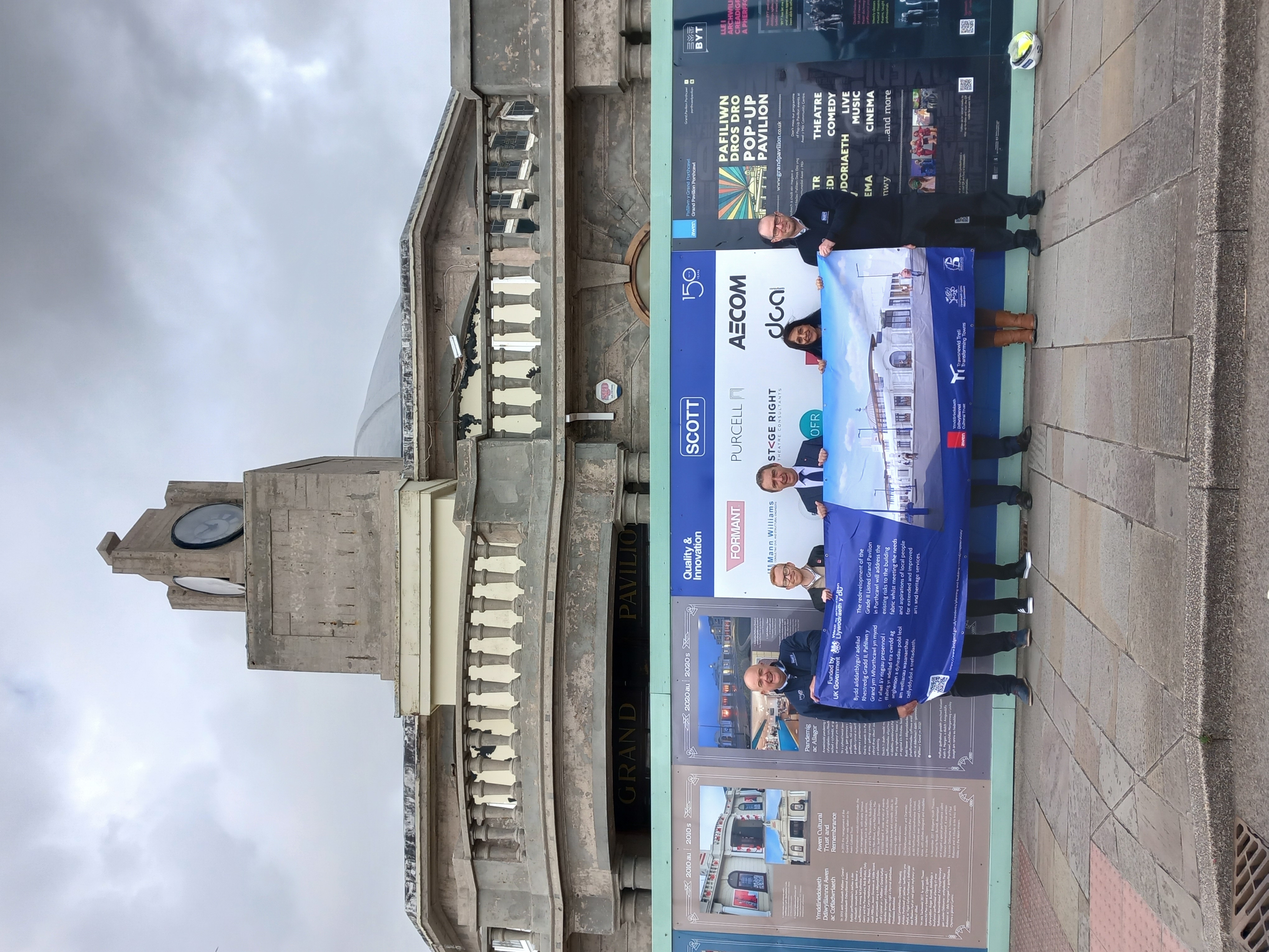 :(O'r chwith i'r dde) Jamie Costain, Rheolwr Contractau, Andrew Scott Cyf, Arweinydd y Cyngor John Spanswick, Richard Hughes, Prif Weithredwr – Ymddiriedolaeth Ddiwylliannol Awen, y Cynghorydd Neelo Farr a Sam Bain, Uwch Reolwr Prosiectau, Andrew Scott Cyf.