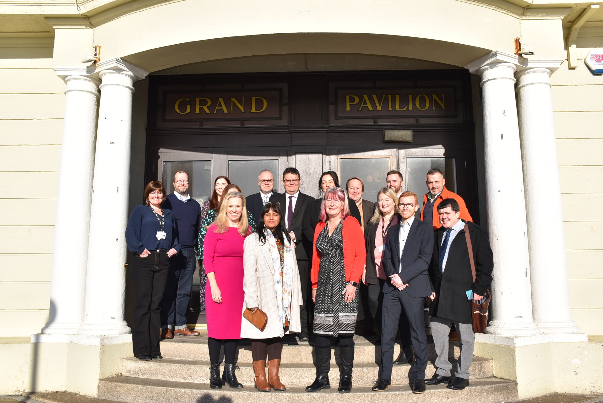 Cynghorwyr a staff y tu allan i Bafiliwn y Grand