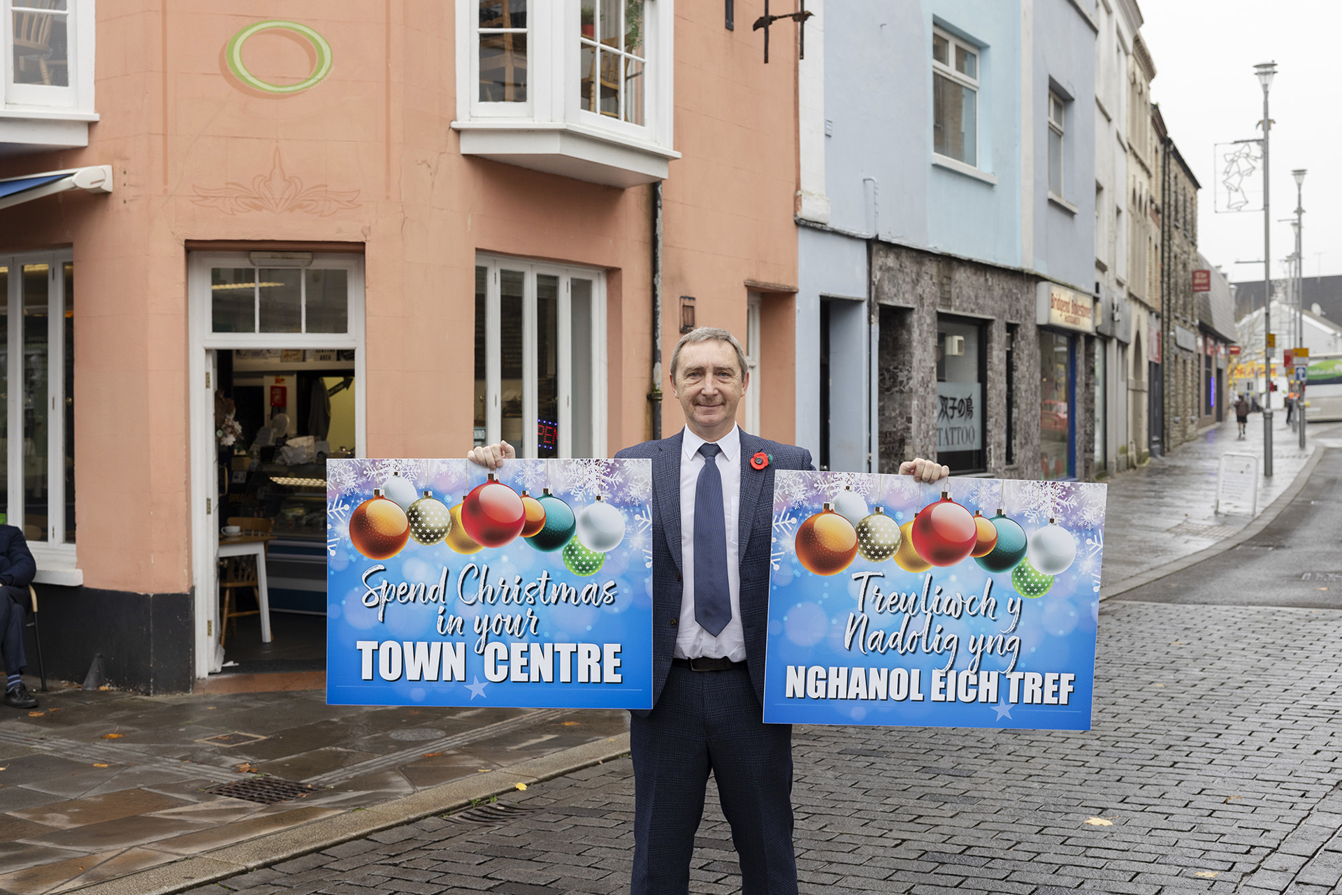 Arweinydd y Cyngor John Spanswick yng nghanol tref Pen-y-bont ar Ogwr