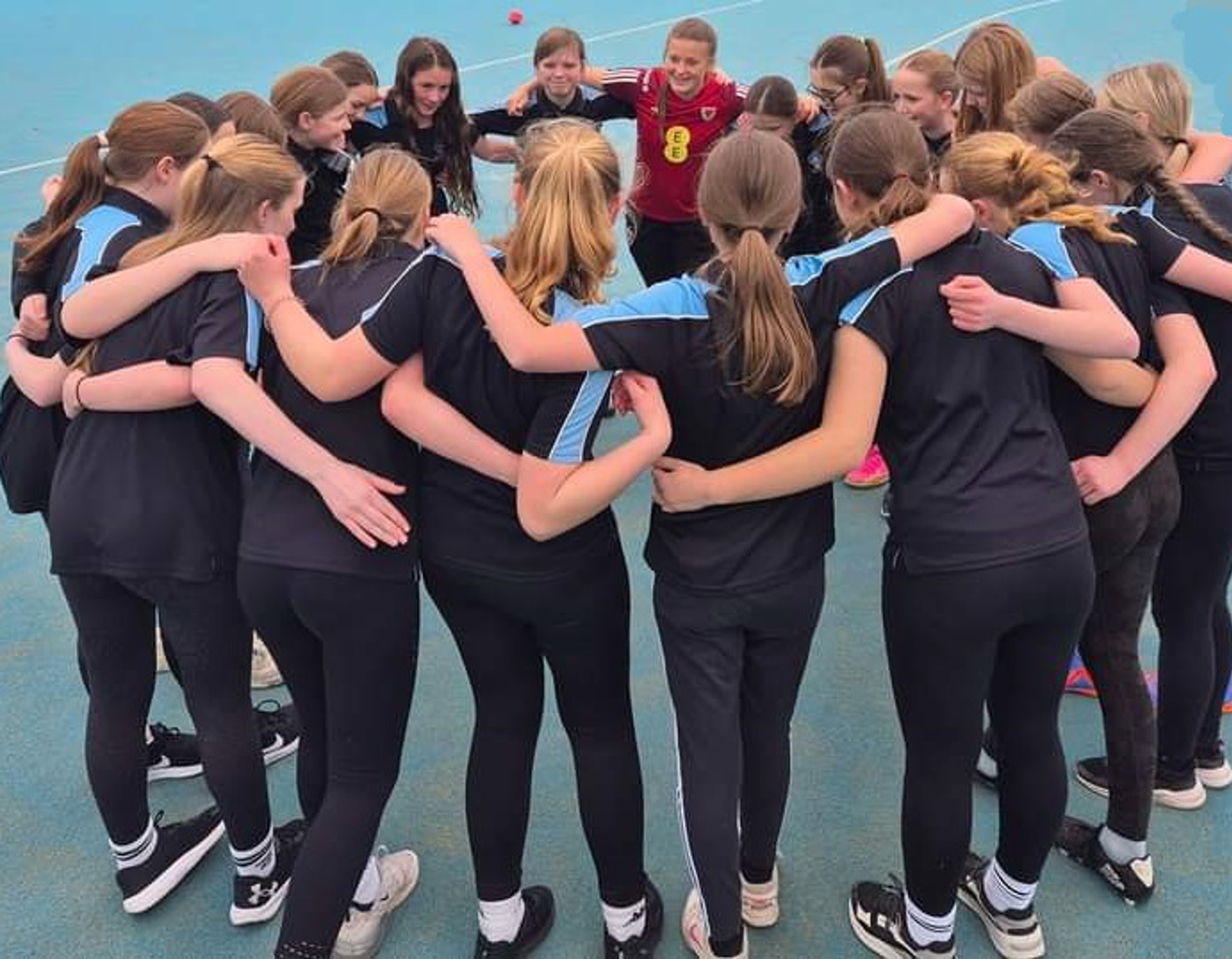 Tîm pêl-droed merched Blwyddyn 7 ac 8 gyda Tianna Teisar