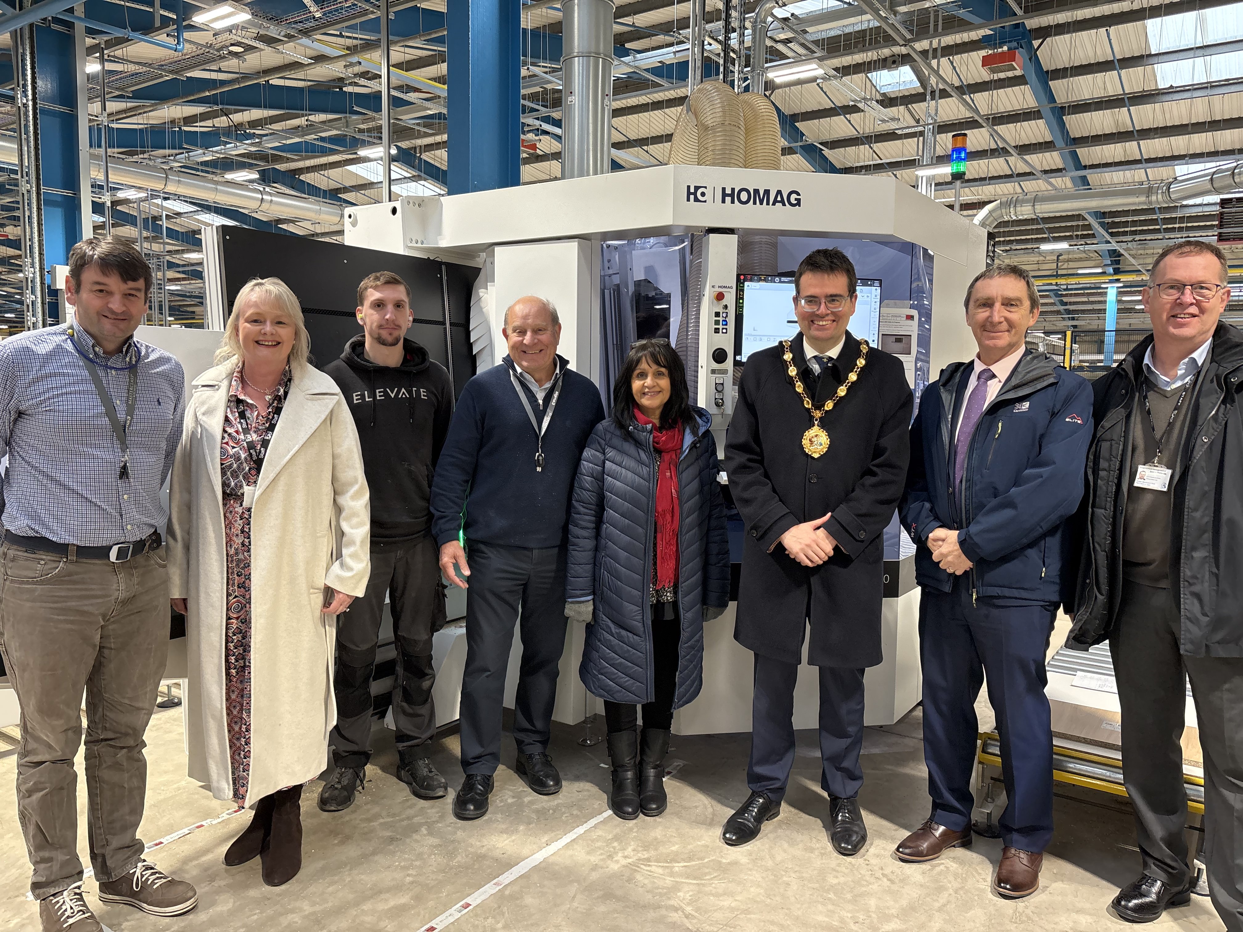 Paul Crutcher, Sigma 3 Kitchens, Tracy Mortimer, Cydlynydd Menter Leol yng Nghyngor Bwrdeistref Sirol Pen-y-bont ar Ogwr, Brian Lakin, Cadeirydd Sigma 3 Kitchens, y Cynghorydd Neelo Farr, Aelod Cabinet dros Adfywio, Datblygu Economaidd a Thai, y Cynghorydd Huw David, Maer Bwrdeistref Sirol Pen-y-bont ar Ogwr, Simon Richards, Cydlynydd Menter Leol yng Nghyngor Bwrdeistref Sirol Pen-y-bont ar Ogwr a John Spanswick, Arweinydd Cyngor Bwrdeistref Sirol Pen-y-bont ar Ogwr yn Sigma 3 Kitchens.