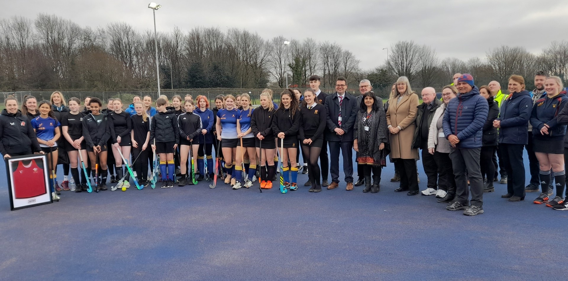 Llun grŵp ym maes chwaraeon cymunedol newydd Ysgol Brynteg