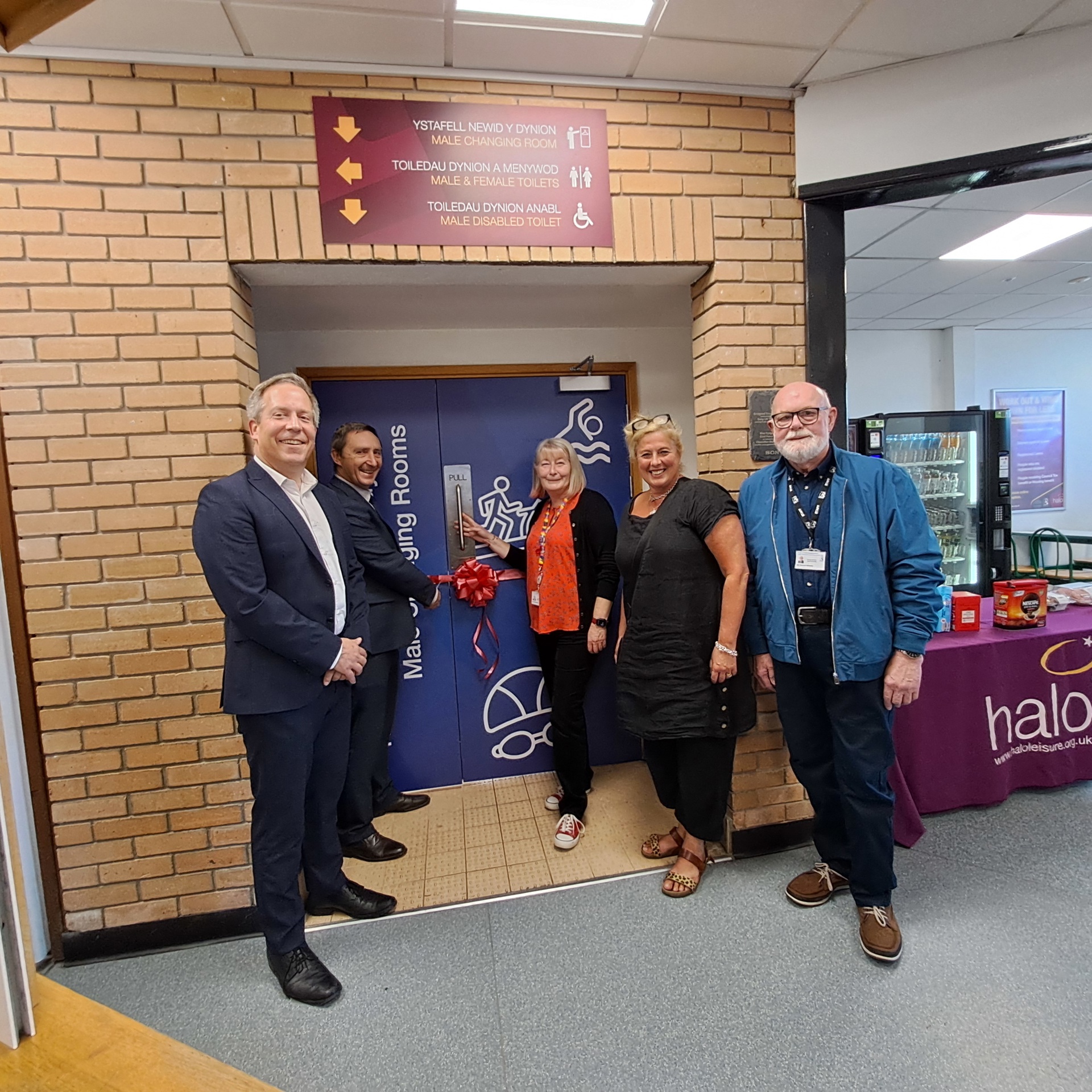 Simon Gwynne, Rheolwr Partneriaeth Hamdden Halo, Arweinydd Cyngor Bwrdeistref Sirol Pen-y-bont ar Ogwr, y Cynghorydd John Spanswick, y Dirprwy Arweinydd, y Cynghorydd Jane Gebbie, y Cynghorydd Melanie Evans, y Cynghorydd Richard Williams