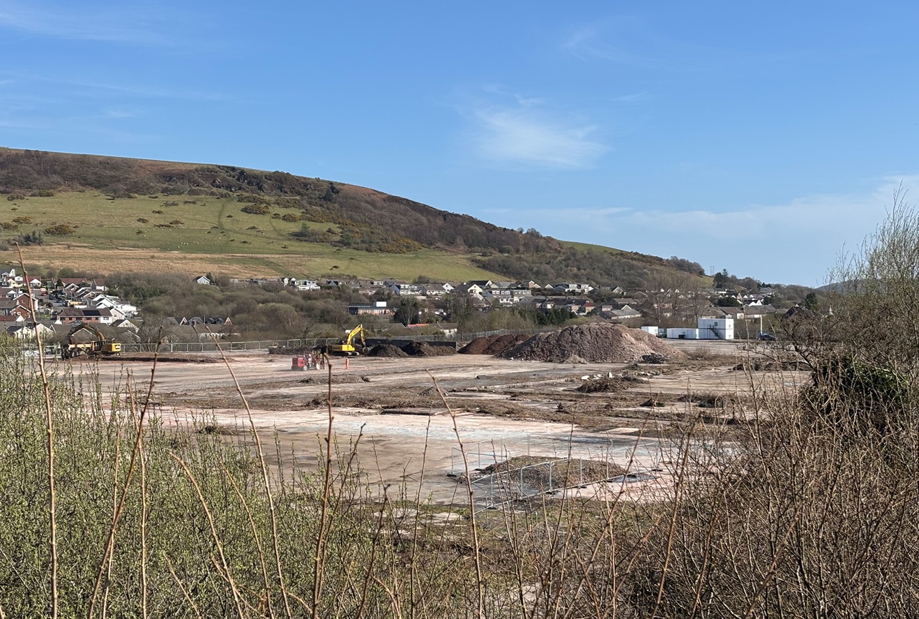 Hen ystâd ddiwydiannol yn y cwm wedi'i pharatoi ar gyfer tai newydd, siopau a mwy