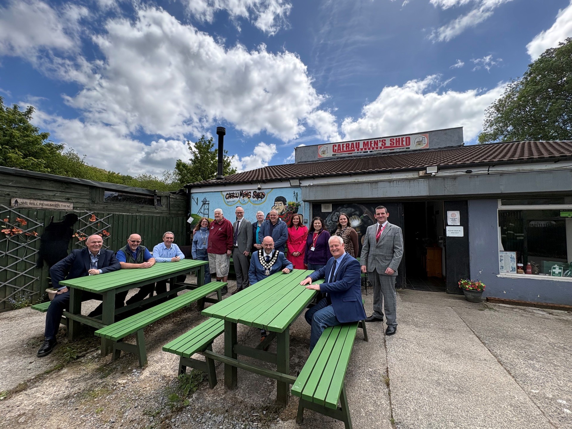 Stephen Kinnock, AS Maesteg Aberafan, Arweinydd y Cyngor, y Cynghorydd John Spanswick gydag Aelodau'r Cabinet, y Cynghorydd Eugene Caparros a'r Cynghorydd Gary Haines a'r cynghorydd lleol, y Cynghorydd Chris Davies yn y llun mewn ymweliad diweddar â Chaerau Men's Shed.