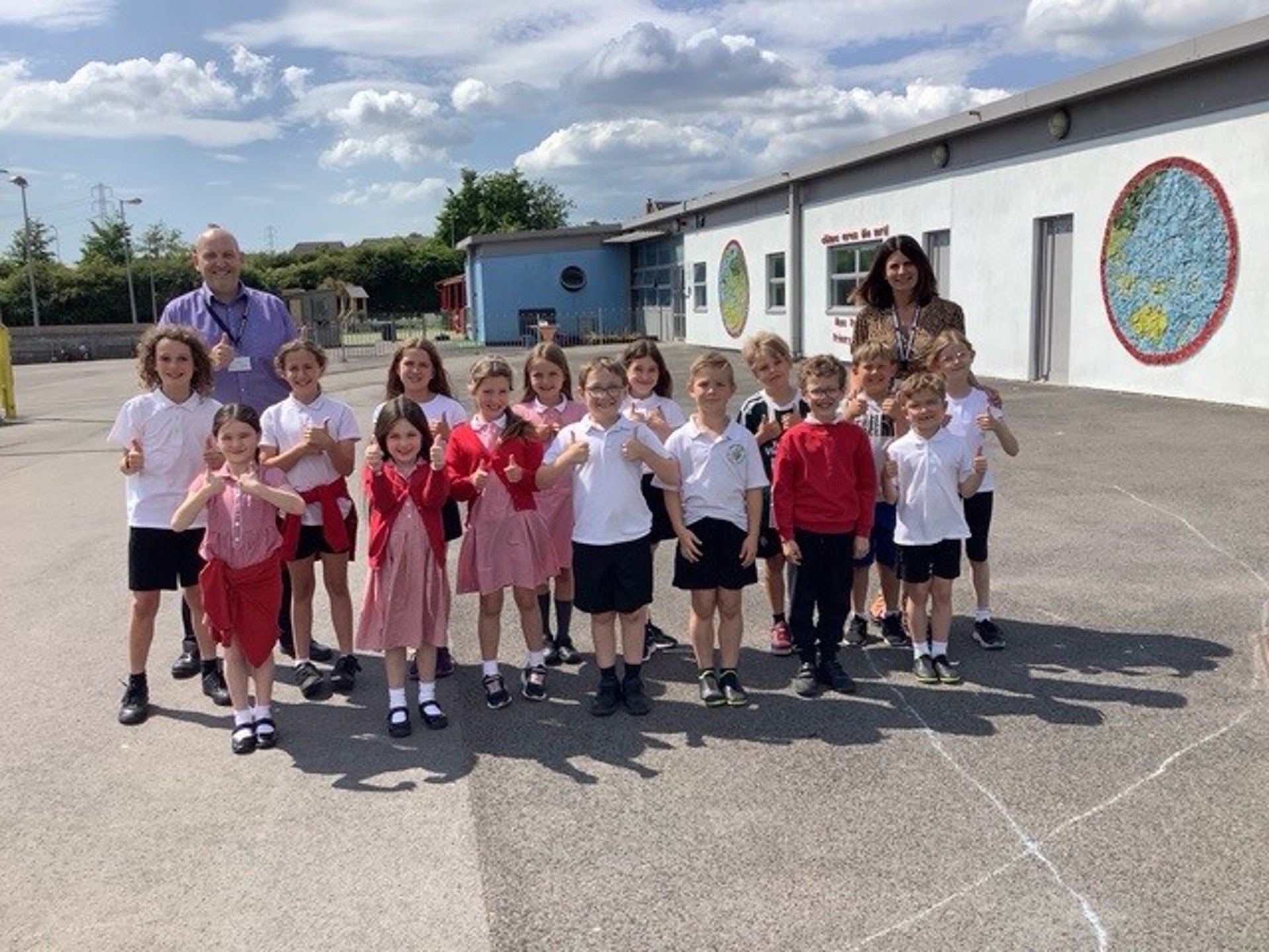 Y Pennaeth, Kevin Stroud, gyda'r Dirprwy Bennaeth, Claire Merfield, ac aelodau o gyngor yr ysgol.