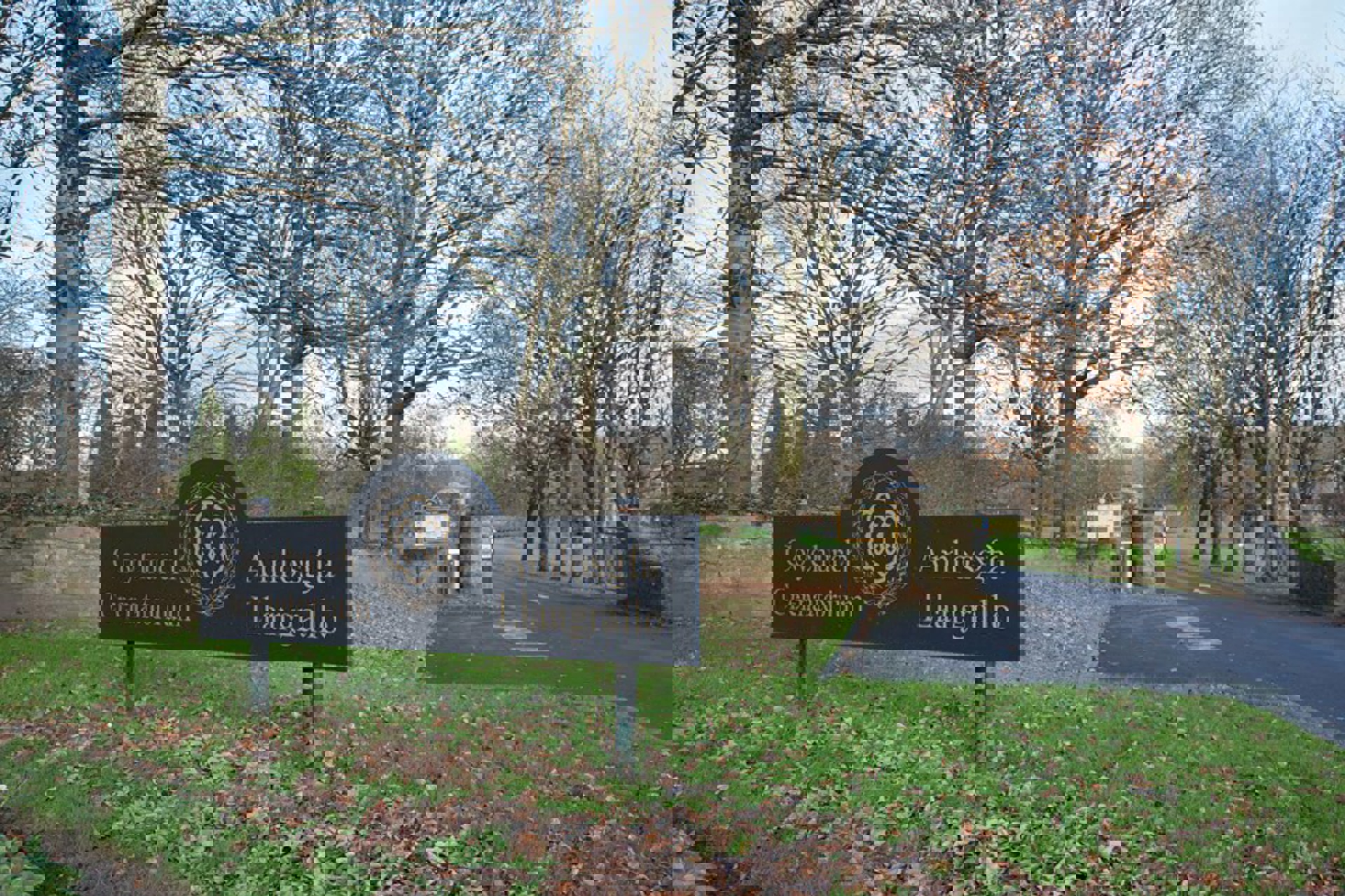 Delwedd o Amlosgfa Llangrallo 