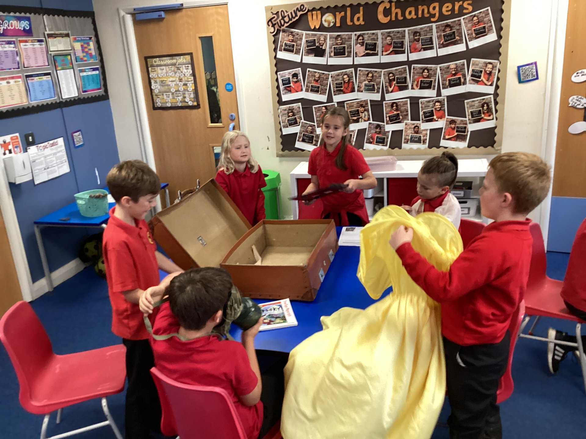 Disgyblion cynradd Bracla yn gwneud ymchwil