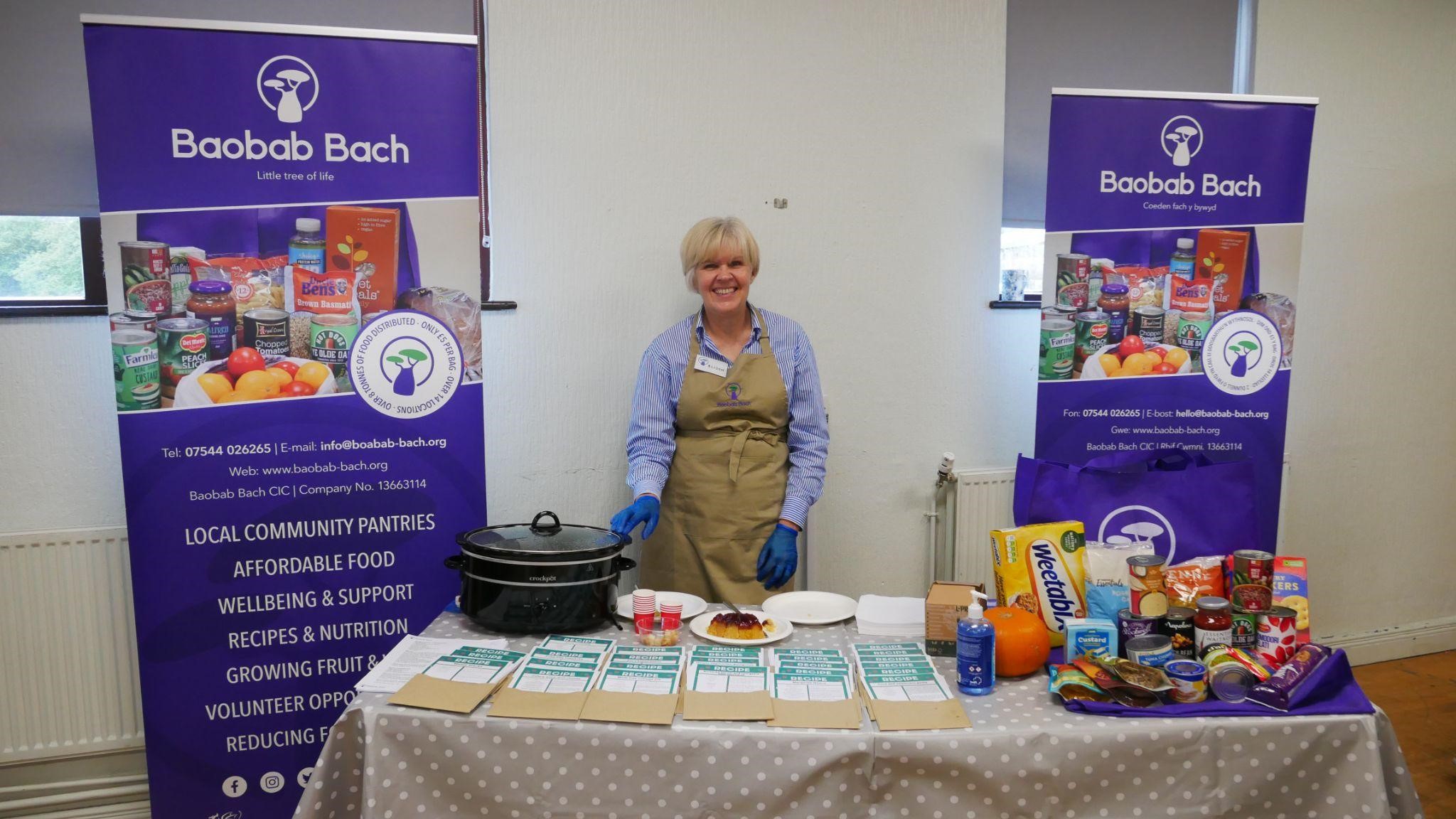 Alison Westwood o Baobab Bach yn un o'u pantrïoedd cymunedol