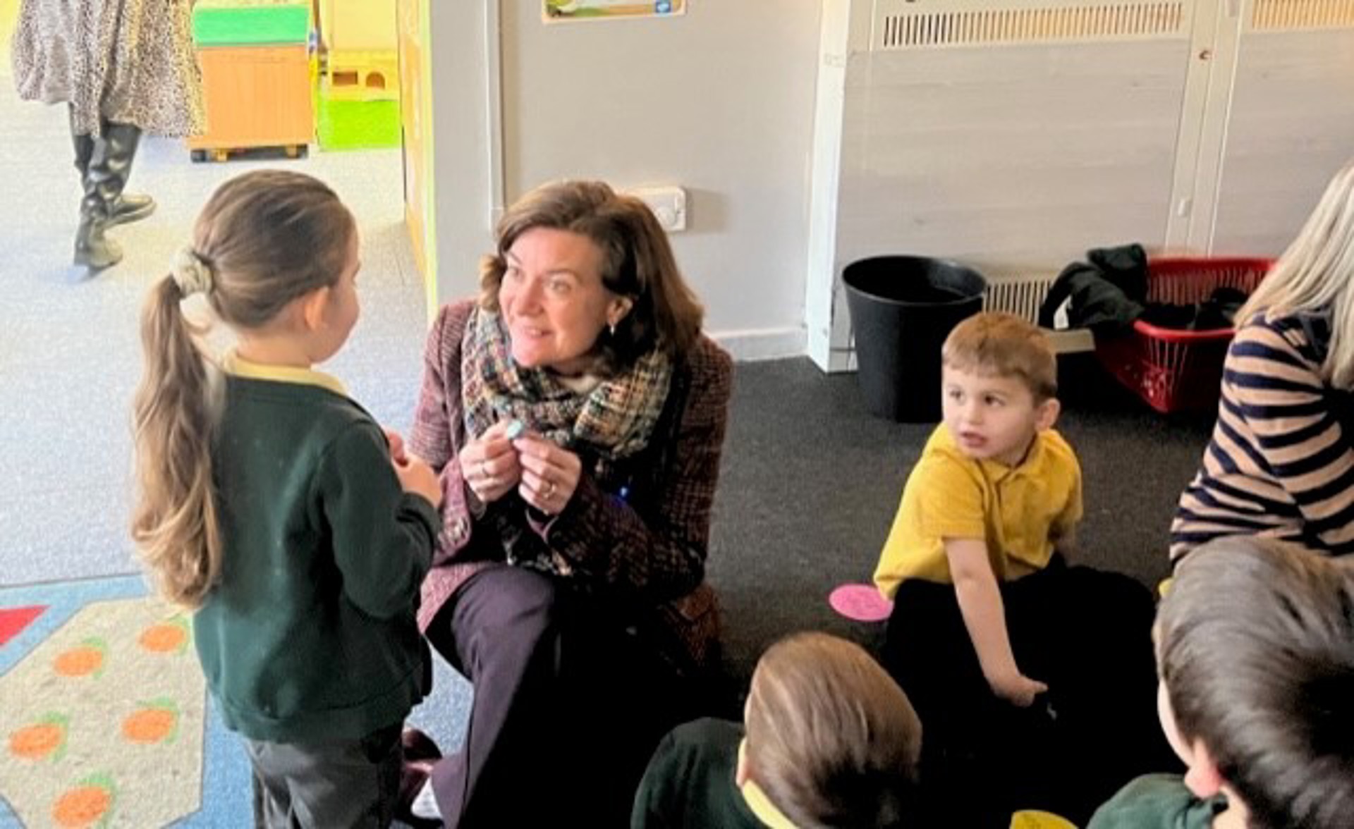 Y Prif Weinidog yn cyfarfod â disgyblion o’r gwahanol ddosbarthiadau yn Ysgol Gynradd Afon y Felin