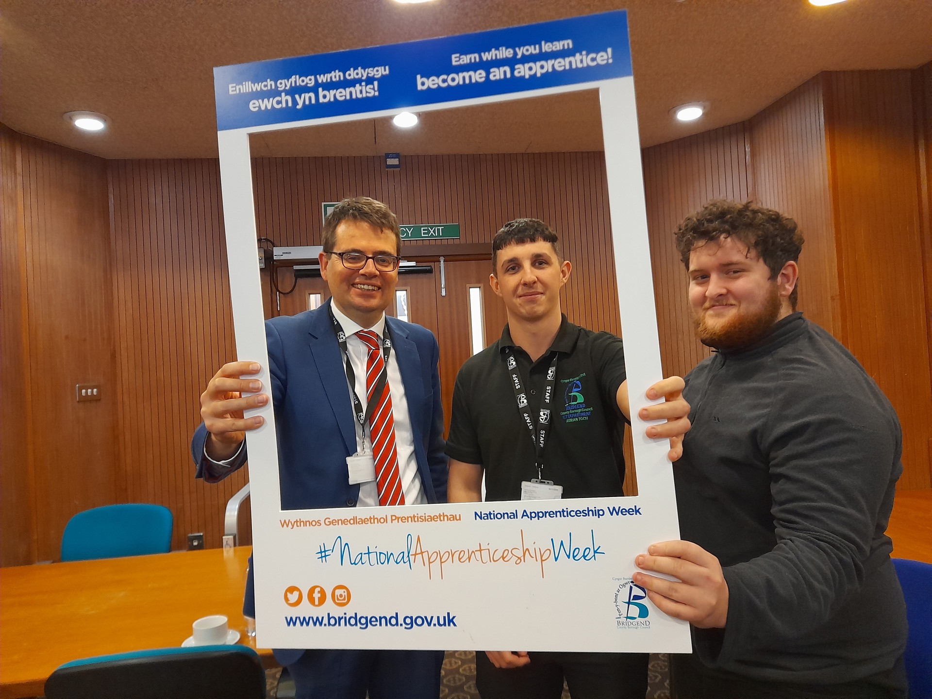 Arweinydd y cyngor gyda phrentisiaid ar gyfer Wythnos Genedlaethol Prentisiaethau 2023