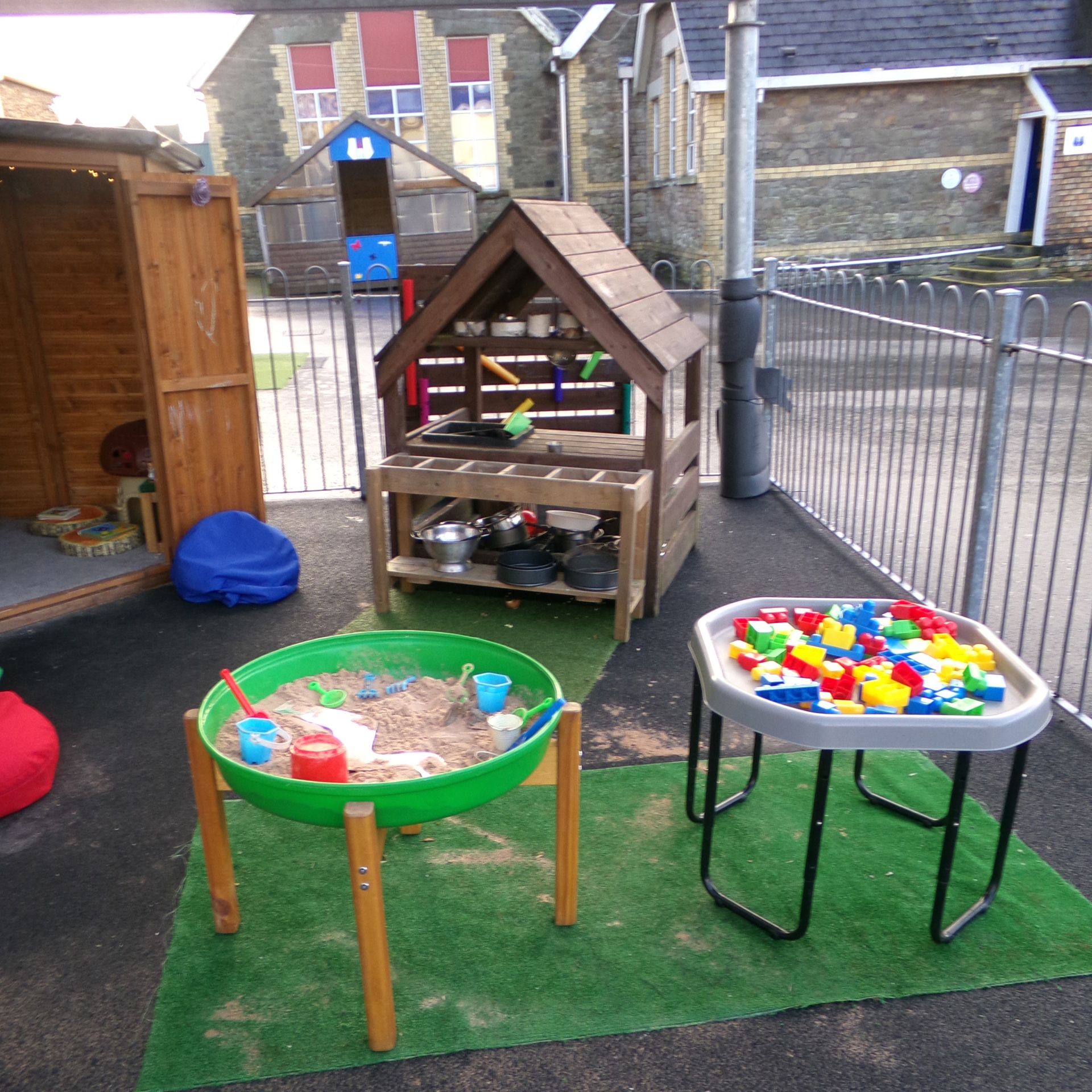 Ardal chwarae awyr agored gyda phwll tywod 