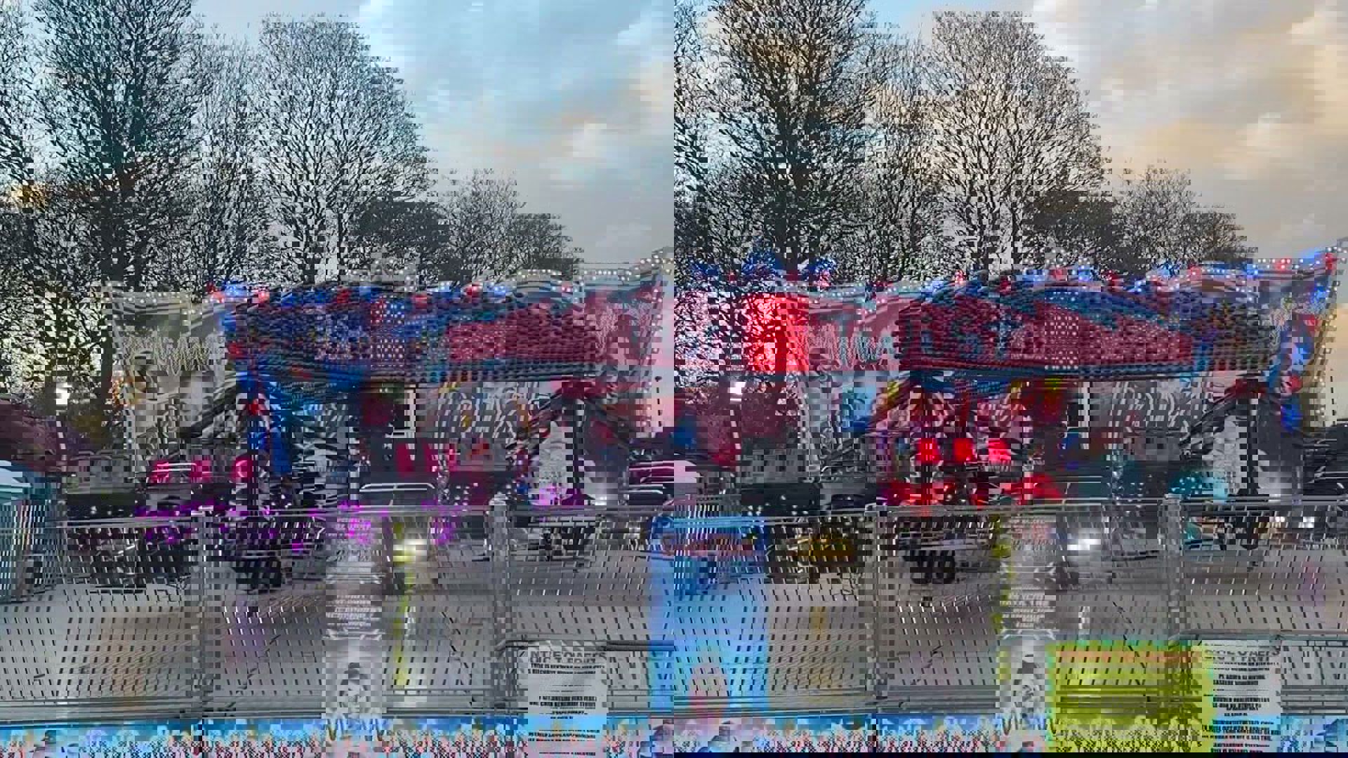 Delwedd o reid ffair hwyl