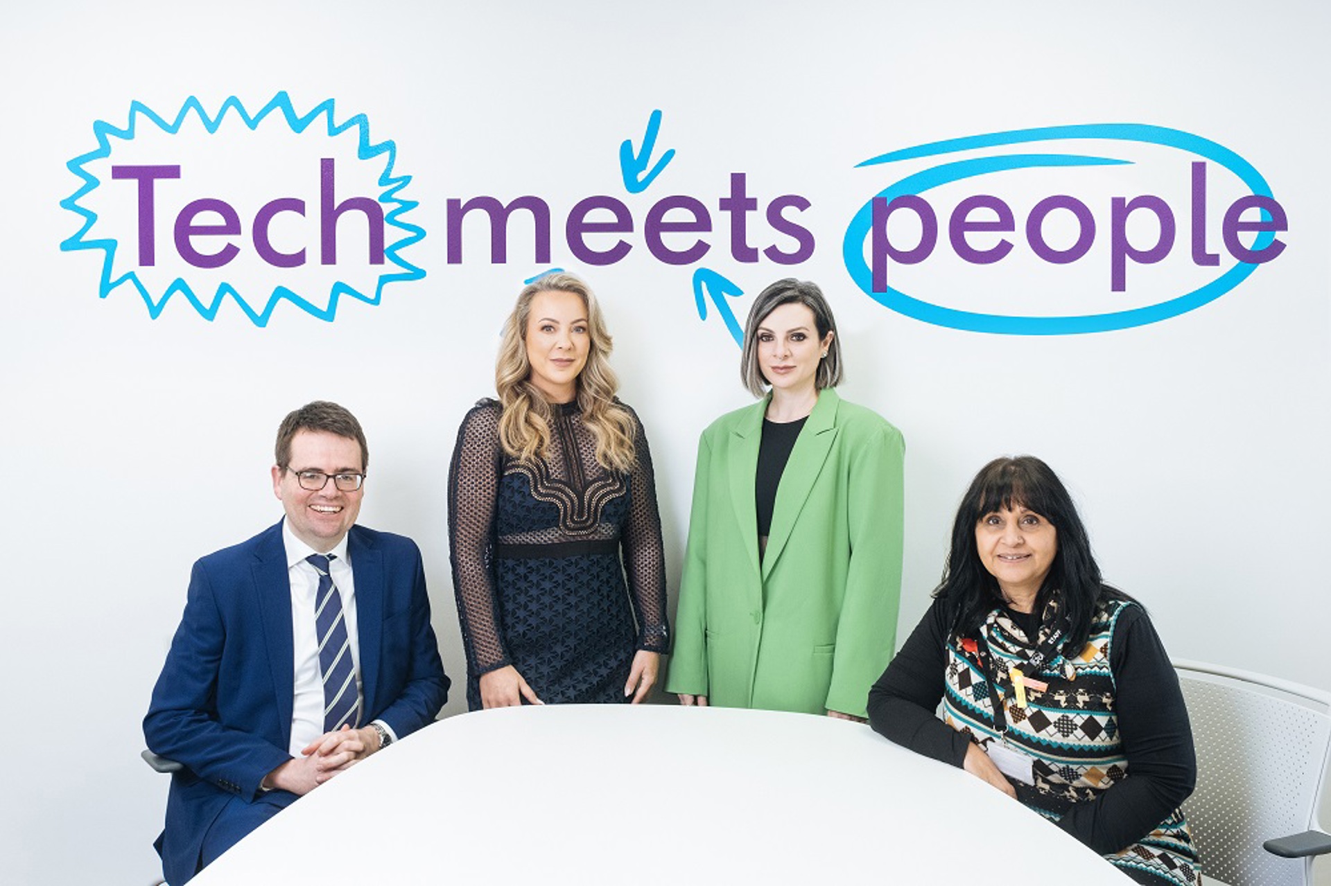Y Cynghorydd Huw David, Arweinydd y Cyngor gyda Sophie Hughes a Lucy Cohen, Mazuma a’r Cynghorydd Neelo Farr, Aelod Cabinet dros Lesiant a Diogelwch Cymunedol.