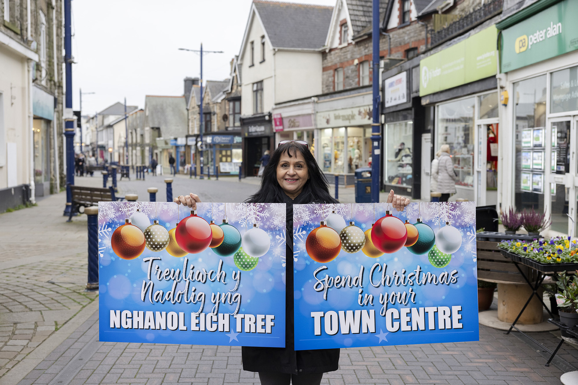 Yr Aelod Cabinet dros Adfywio, y Cynghorydd Neelo Farr, yng nghanol tref Porthcawl