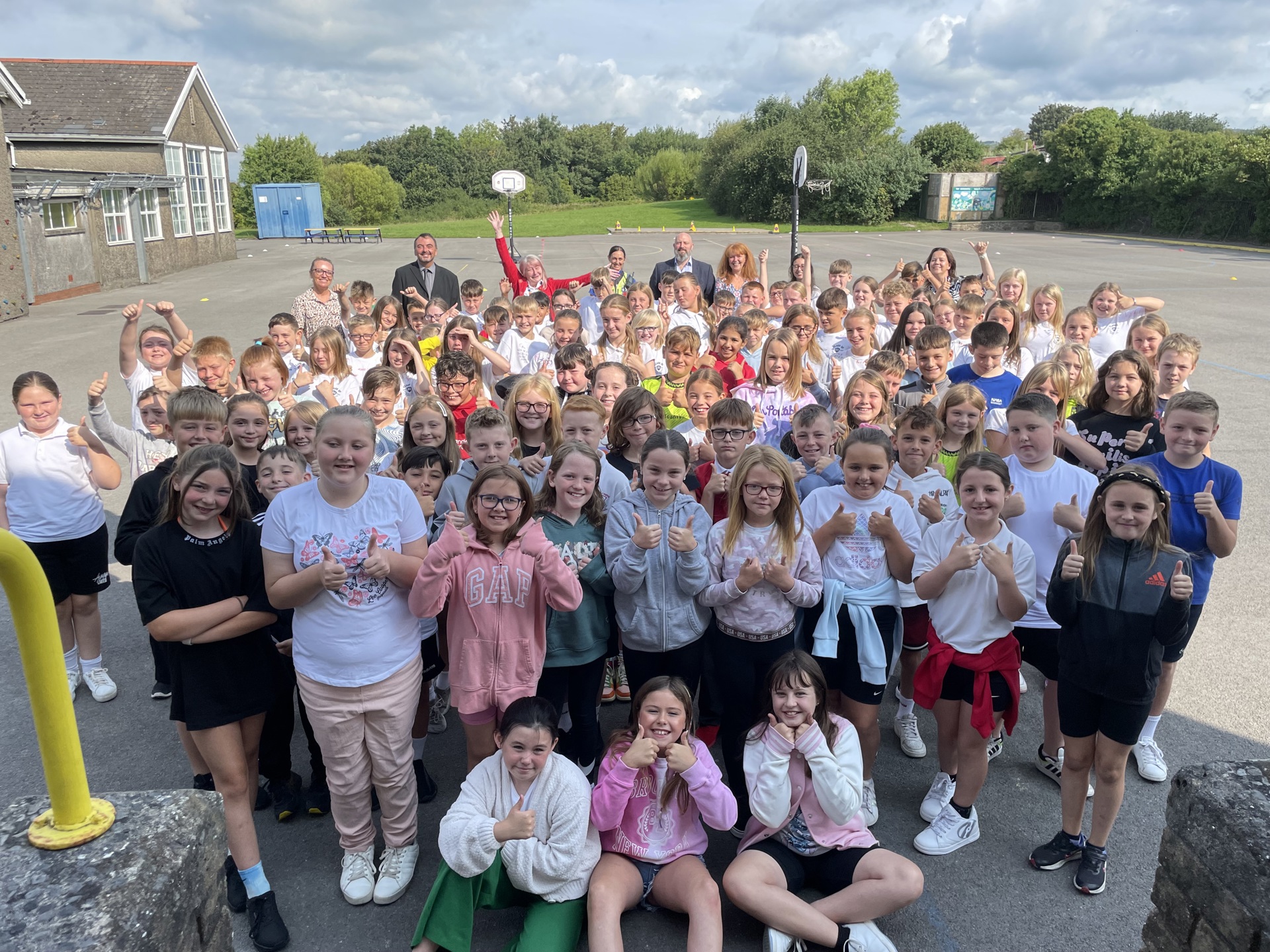 Disgyblion Ysgol Gynradd Mynydd Cynffig yn llawn cynnwrf yn sgil y cynlluniau newydd.