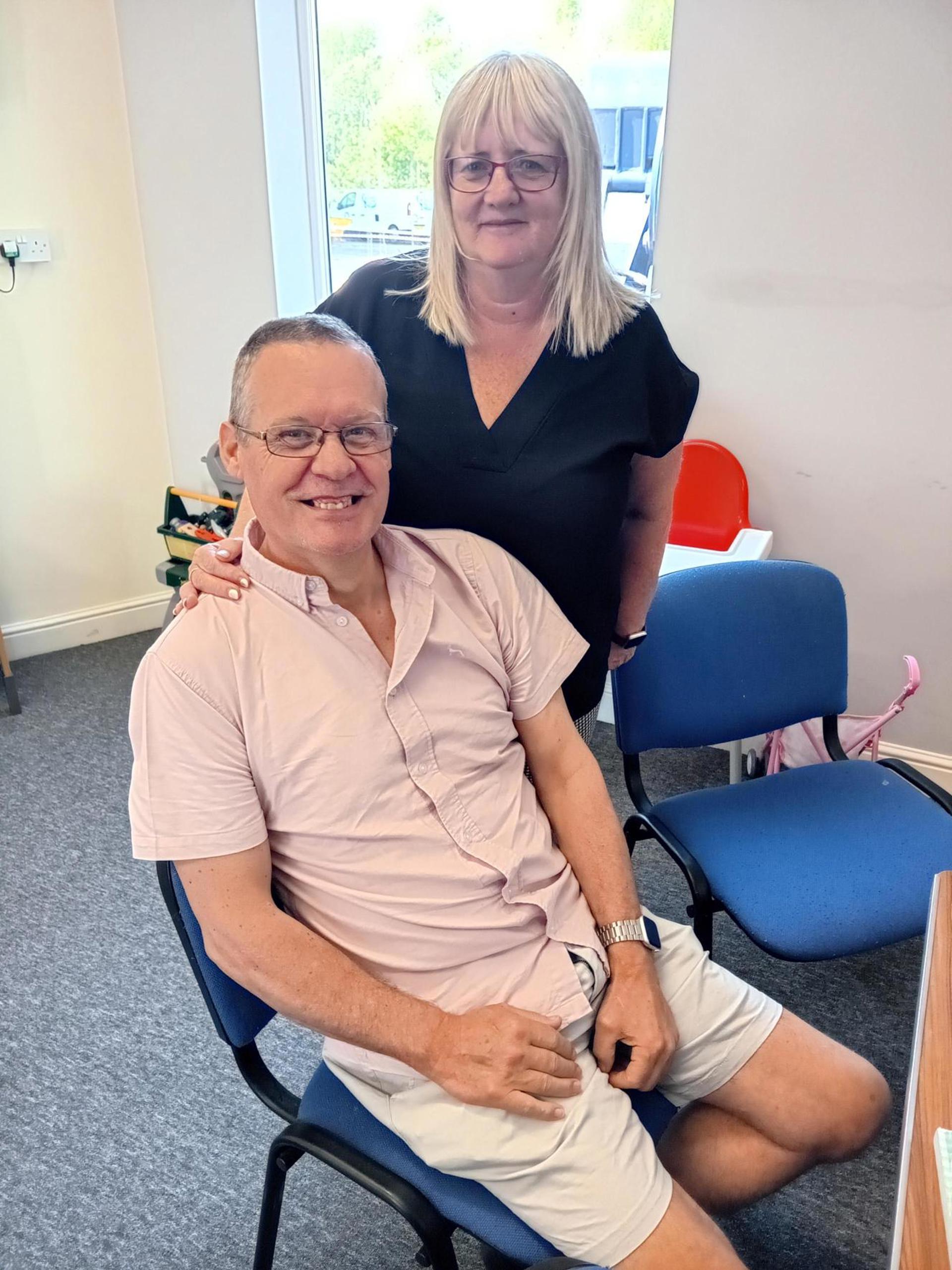 Caroline a Peter Handley, Gofalwyr Maeth Maethu Cymru Pen-y-bont ar Ogwr