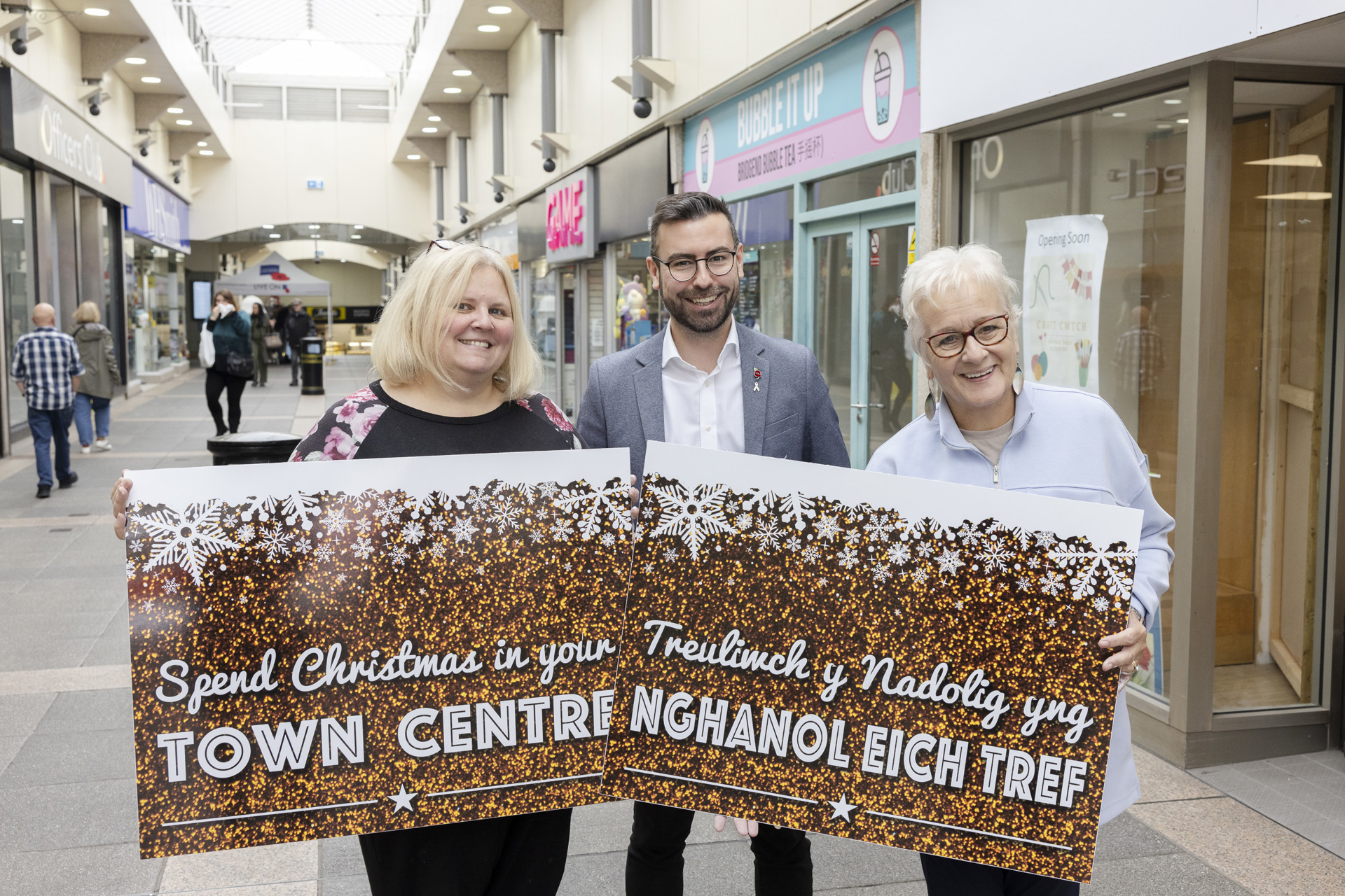 Aelod Cabinet dros Adfywio'r Cynghorydd Rhys Goode gyda Carol Daniel, perchennog The Craft Cwtch, Pen-y-bont ar Ogwr