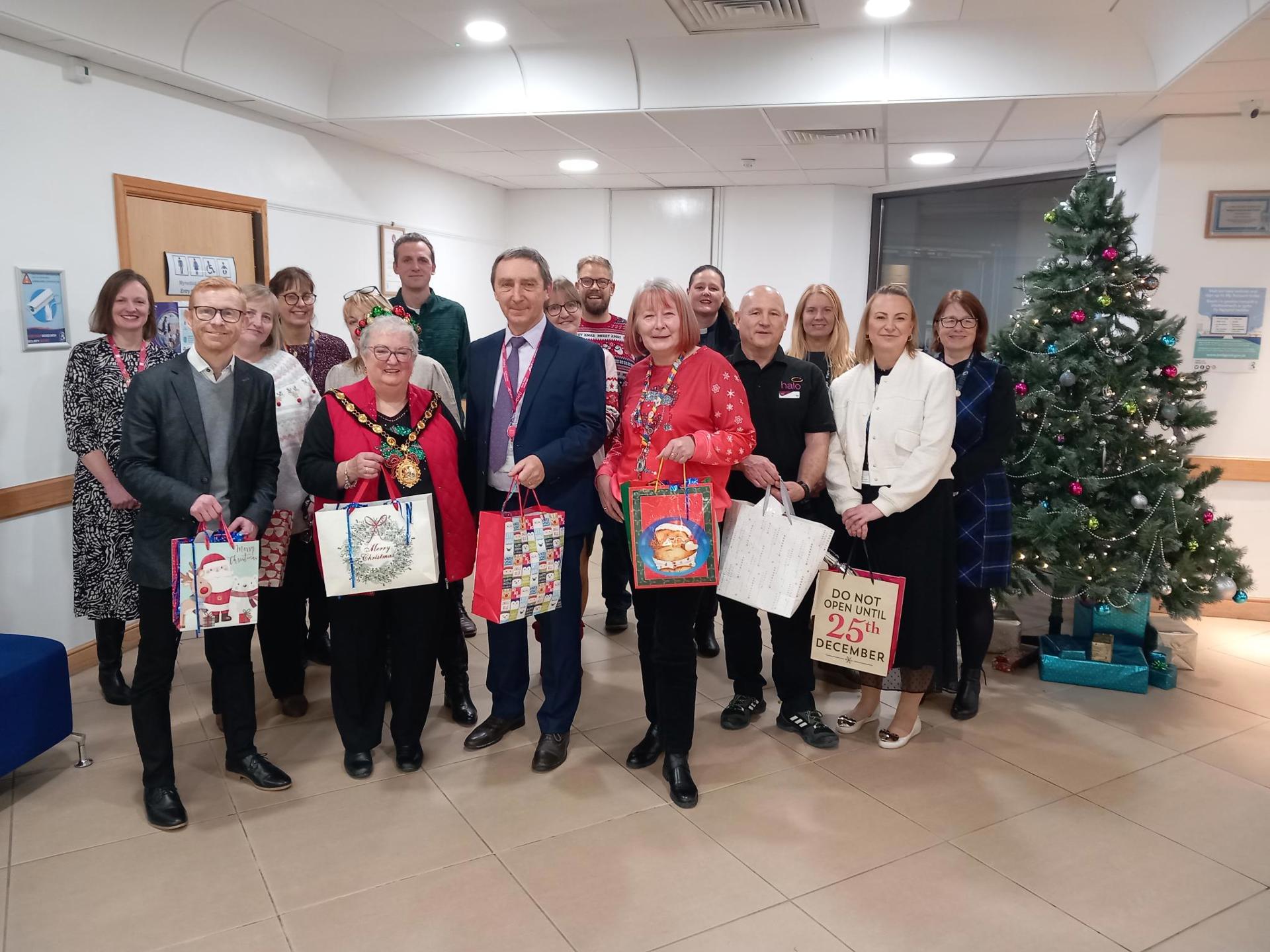 Gwaith tîm: Arweinydd y Cyngor, y Cynghorydd John Spanswick, Dirprwy Arweinydd, y Cynghorydd Jane Gebbie, Maer Bwrdeistref Sirol Pen-y-bont ar Ogwr, y Cynghorydd Heather Griffiths gyda phartneriaid o Ymddiriedolaeth Ddiwylliannol Awen, Halo Leisure a Choleg Penybont yn y llun gyda Craig Hopkins o Eglwys y Tabernacl, Bracla.
