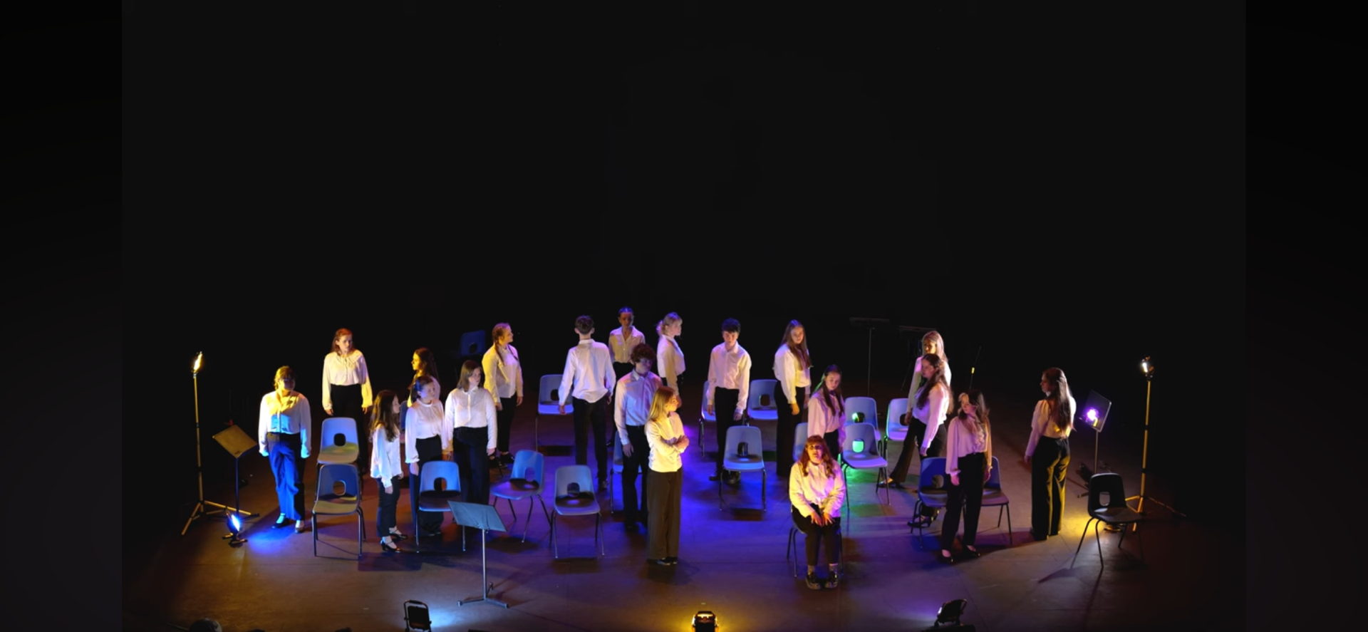 Myfyrwyr o Ysgol Gyfun Porthcawl ar y llwyfan