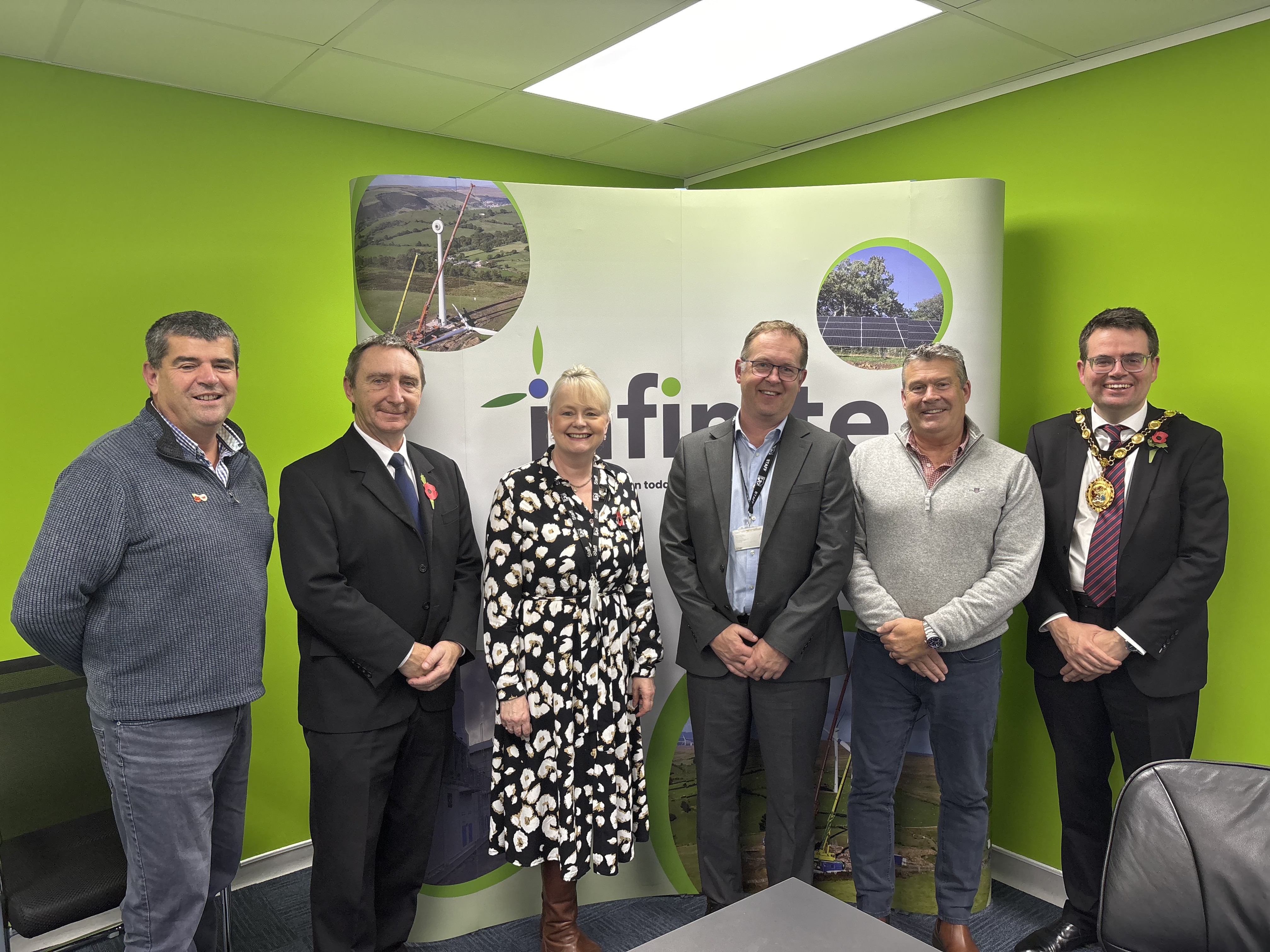 (O'r chwith i'r dde) Iestyn Morgan, Cyfarwyddwr Infinite Renewables, John Spanswick, Arweinydd Cyngor Bwrdeistref Sirol Pen-y-bont ar Ogwr, Tracy Mortimer, Cydlynydd Menter Leol yng Nghyngor Bwrdeistref Sirol Pen-y-bont ar Ogwr, Simon Richards, Cydlynydd Menter Leol yng Nghyngor Bwrdeistref Sirol Pen-y-bont ar Ogwr, Andrew Crossman, Cyfarwyddwr Infinite Renewables, a'r Cynghorydd Huw David, Maer Bwrdeistref Sirol Pen-y-bont ar Ogwr yn ystod ymweliad diweddar ag Infinite Renewables Ltd.