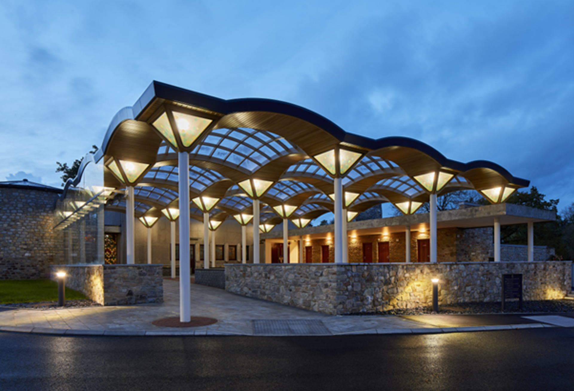 Llys blodau newydd Amlosgfa Coychurch