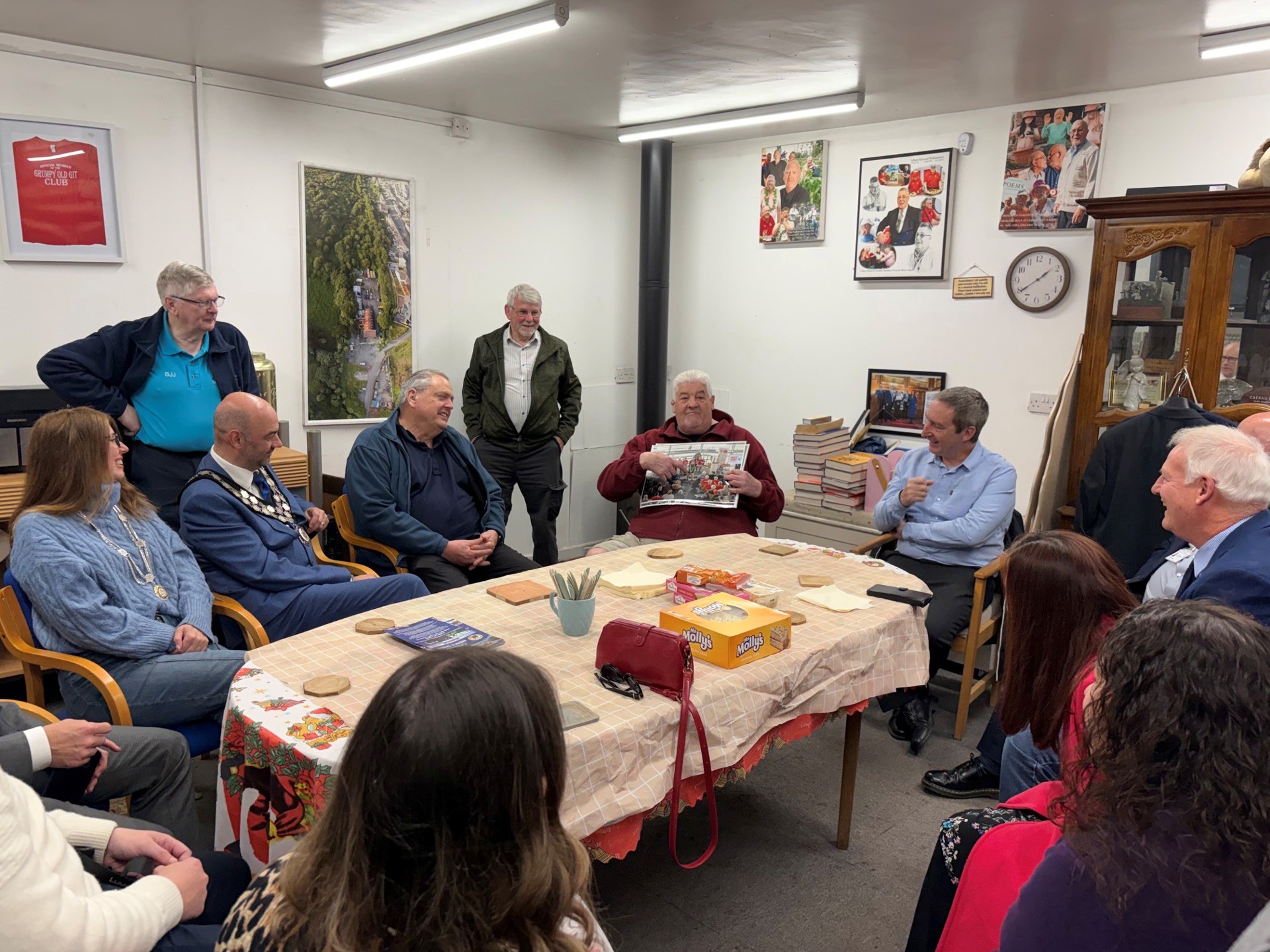 Stephen Kinnock, AS Maesteg Aberafan, Arweinydd y Cyngor, y Cynghorydd John Spanswick gydag Aelodau'r Cabinet, y Cynghorydd Eugene Caparros a'r Cynghorydd Gary Haines a'r cynghorydd lleol, y Cynghorydd Chris Davies yn y llun mewn ymweliad diweddar â Chaerau Men's Shed.
