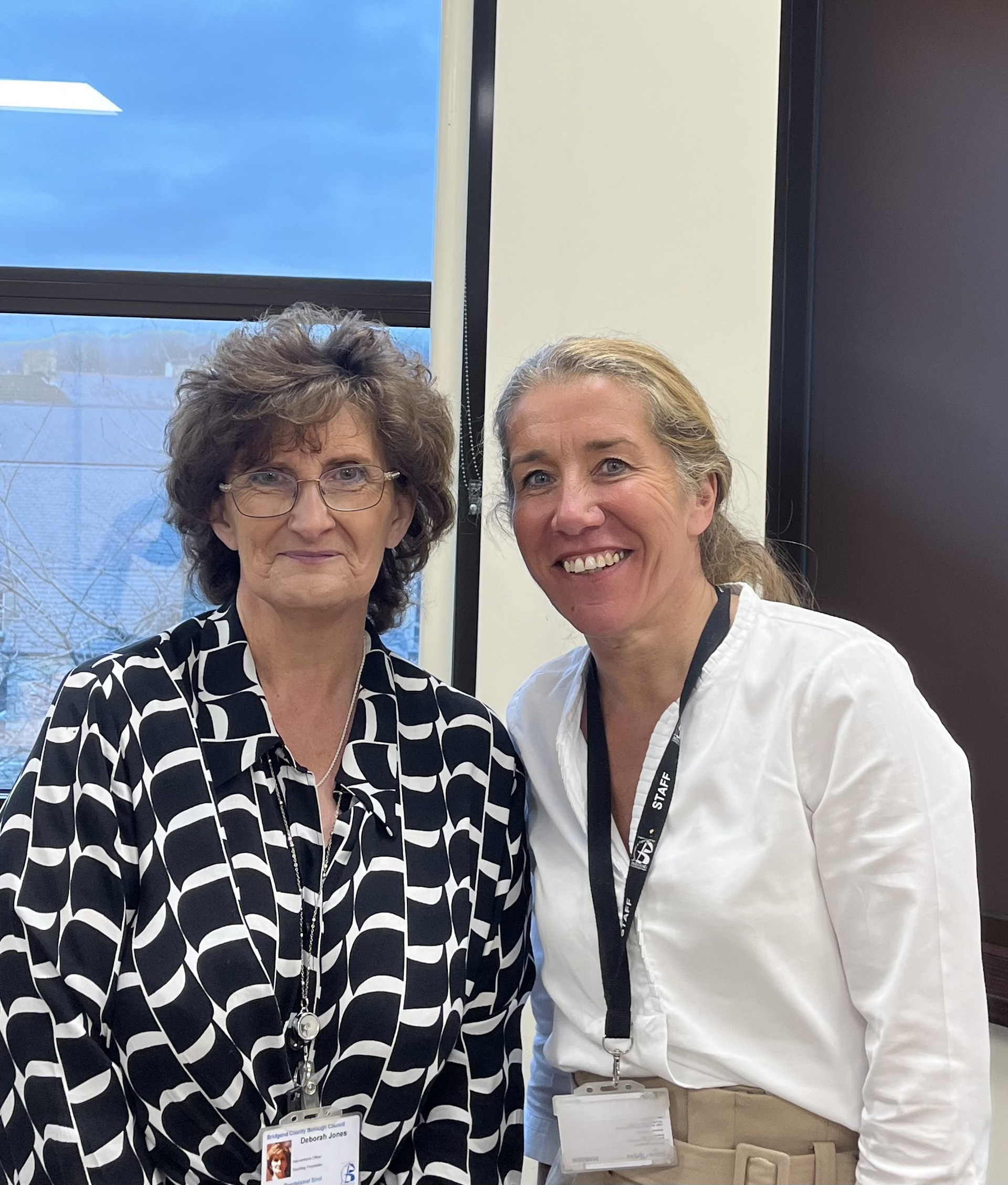 Debbie Jones (chwith) a Christa Bonham Griffiths