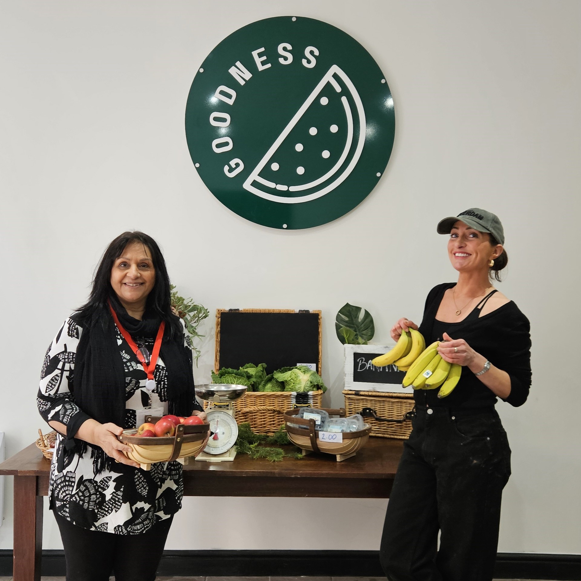 Kayleigh Hopkins a'r Cynghorydd Neelo Farr y tu mewn i GOODNESS.