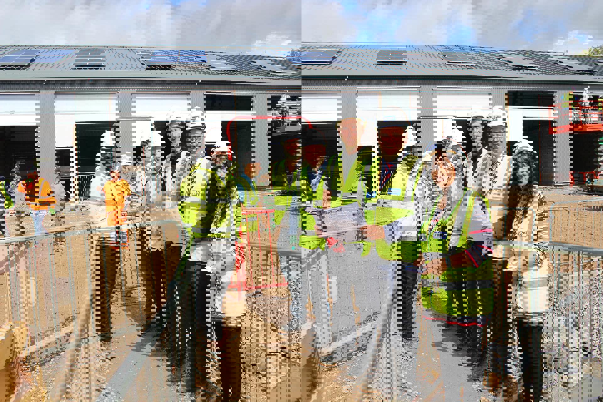 Pennawd Llun 1: (Ch – Dd) Robert Frowen, Rheolwr Tîm Datblygu Economaidd yng Nghyngor Bwrdeistref Sirol Pen-y-bont ar Ogwr, y Cynghorydd Huw David, Maer Bwrdeistref Sirol Pen-y-bont ar Ogwr a'r Cynghorydd Neelo Farr, Aelod Cabinet dros Adfywio gydag aelodau o dîm Andrew Scott Ltd ar safle’r gwaith yn Ystâd Ddiwydiannol Village Farm, y Pîl.