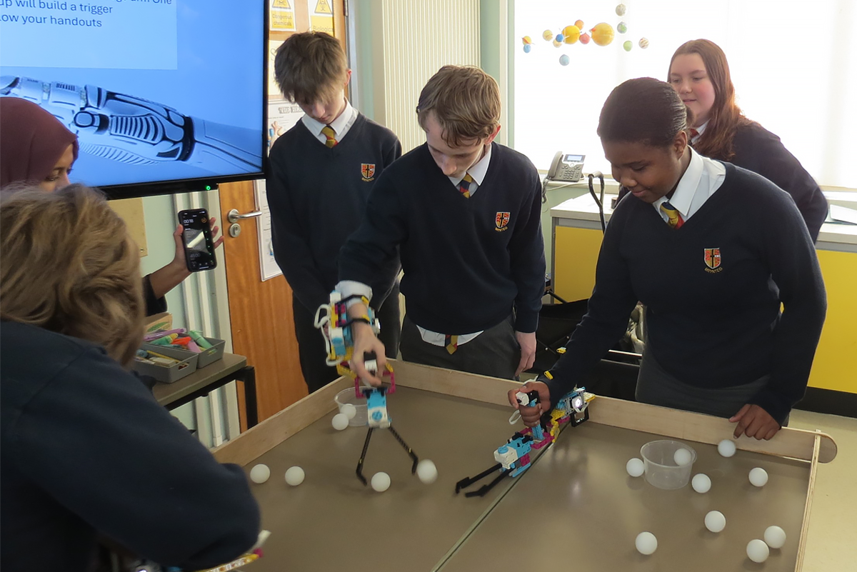 Pobl ifanc yn eu harddegau mewn gweithdy gweithgynhyrchu a pheirianneg