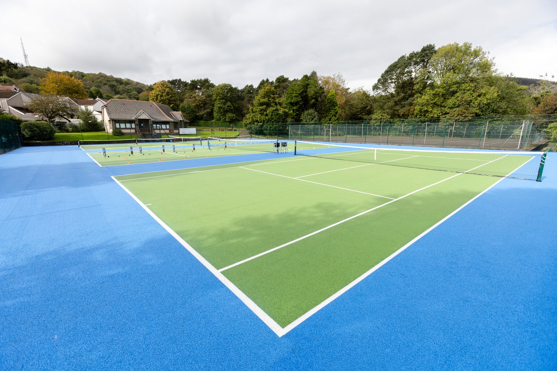 Delwedd o gwrt tenis wedi'i adnewyddu'n ddiweddar