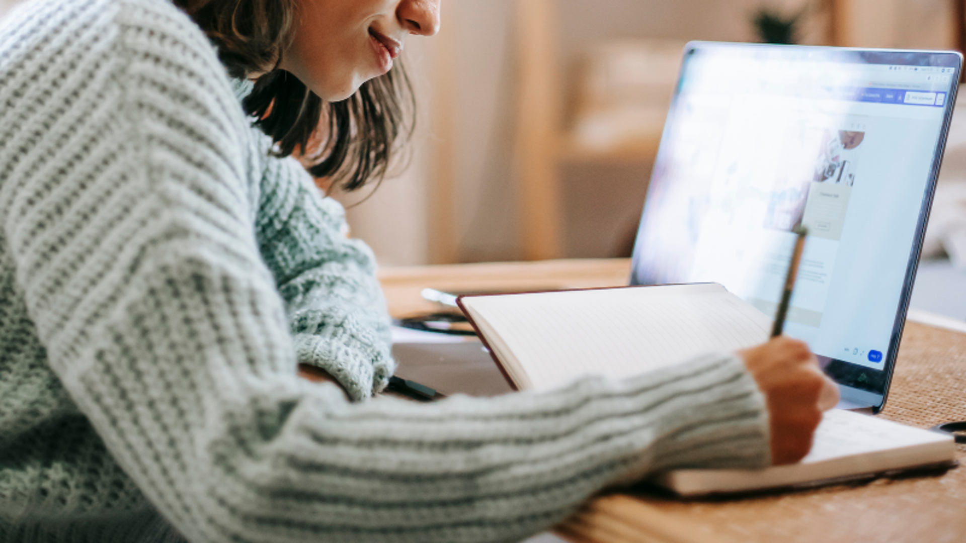 Person yn defnyddio gliniadur