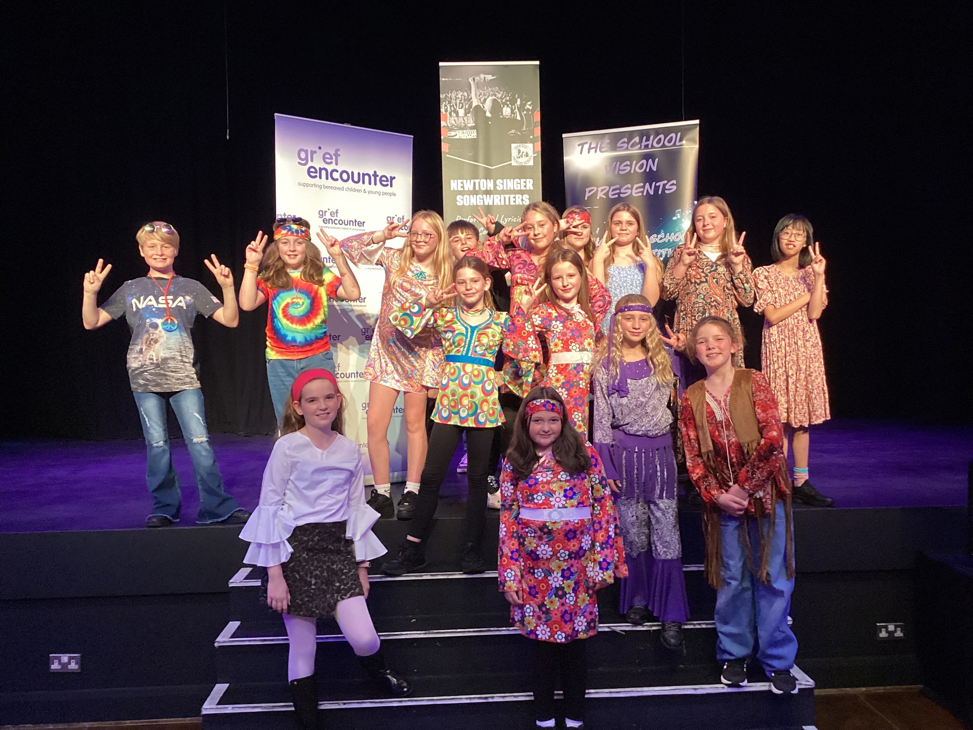 Disgyblion Ysgol Gynradd Newton yn rowndiau terfynol Llundain ar gyfer ‘Cân yr Ysgol DU 2024’