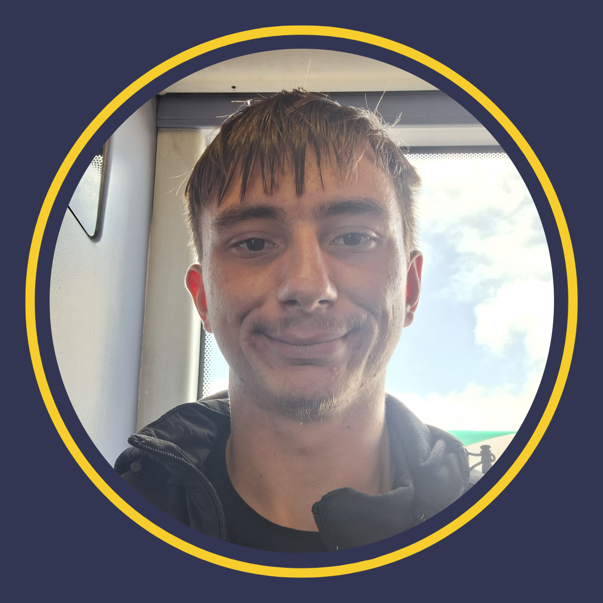 Aelod Cabinet Ieuenctid Eco a Chynaliadwyedd: Ajai Phillips