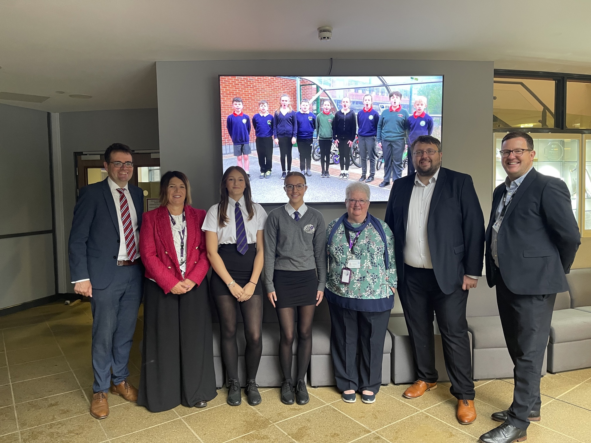 Arweinydd y Cyngor, Huw David, gyda Phennaeth Coleg Cymunedol y Dderwen, Tracey Wellington, a disgyblion, y Dirprwy Faer, y Cynghorydd Heather Griffiths, yr Aelod Cabinet dros Addysg, y Cynghorydd Jon-Paul Blundell a’r Rheolwr Grŵp ar gyfer Addysg a Chymorth i Deuluoedd, Mark Lewis; yng Ngholeg Cymunedol y Dderwen.
