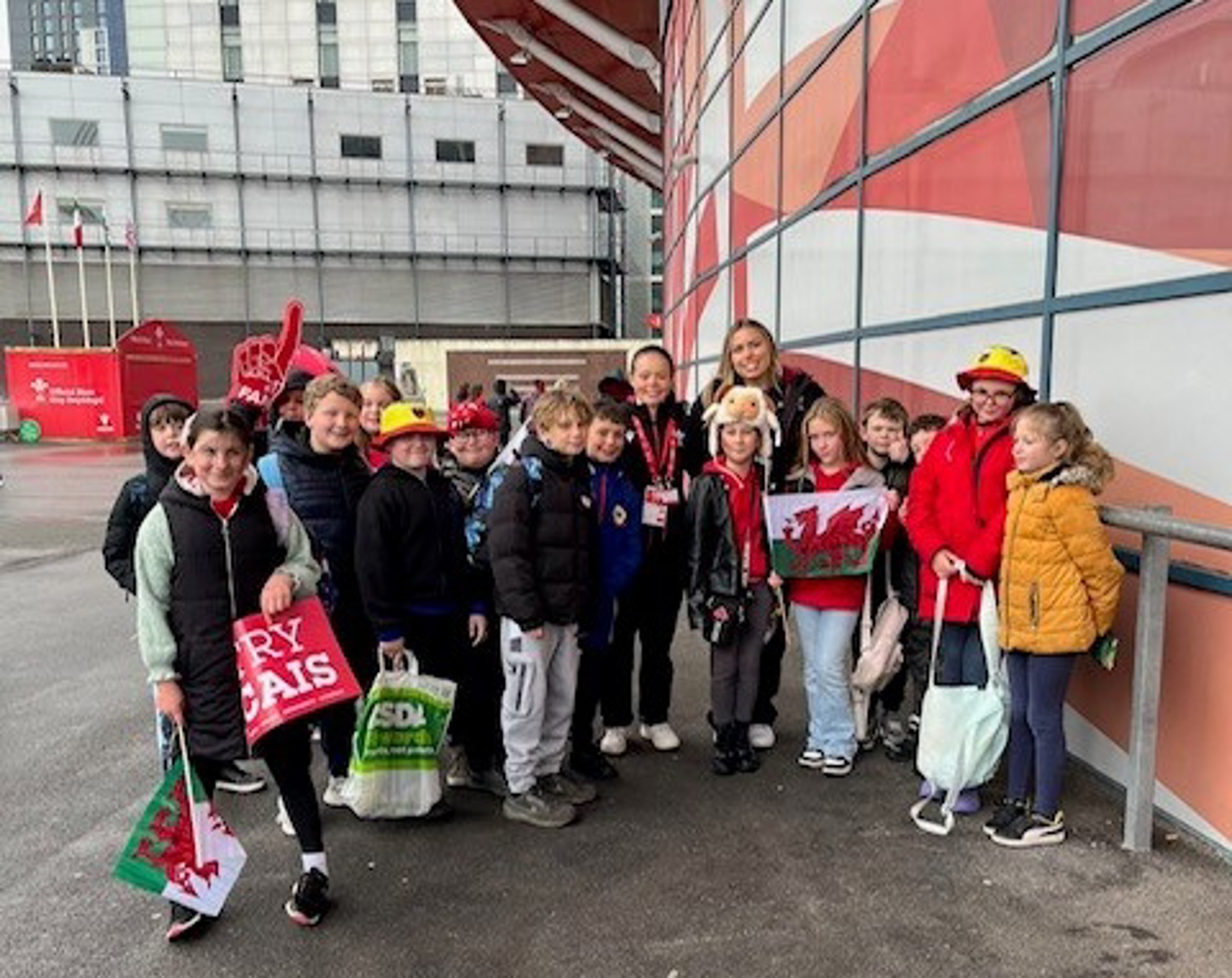 Myfyrwyr Ysgol Gynradd Afon Y Felin yn Stadiwm Principality