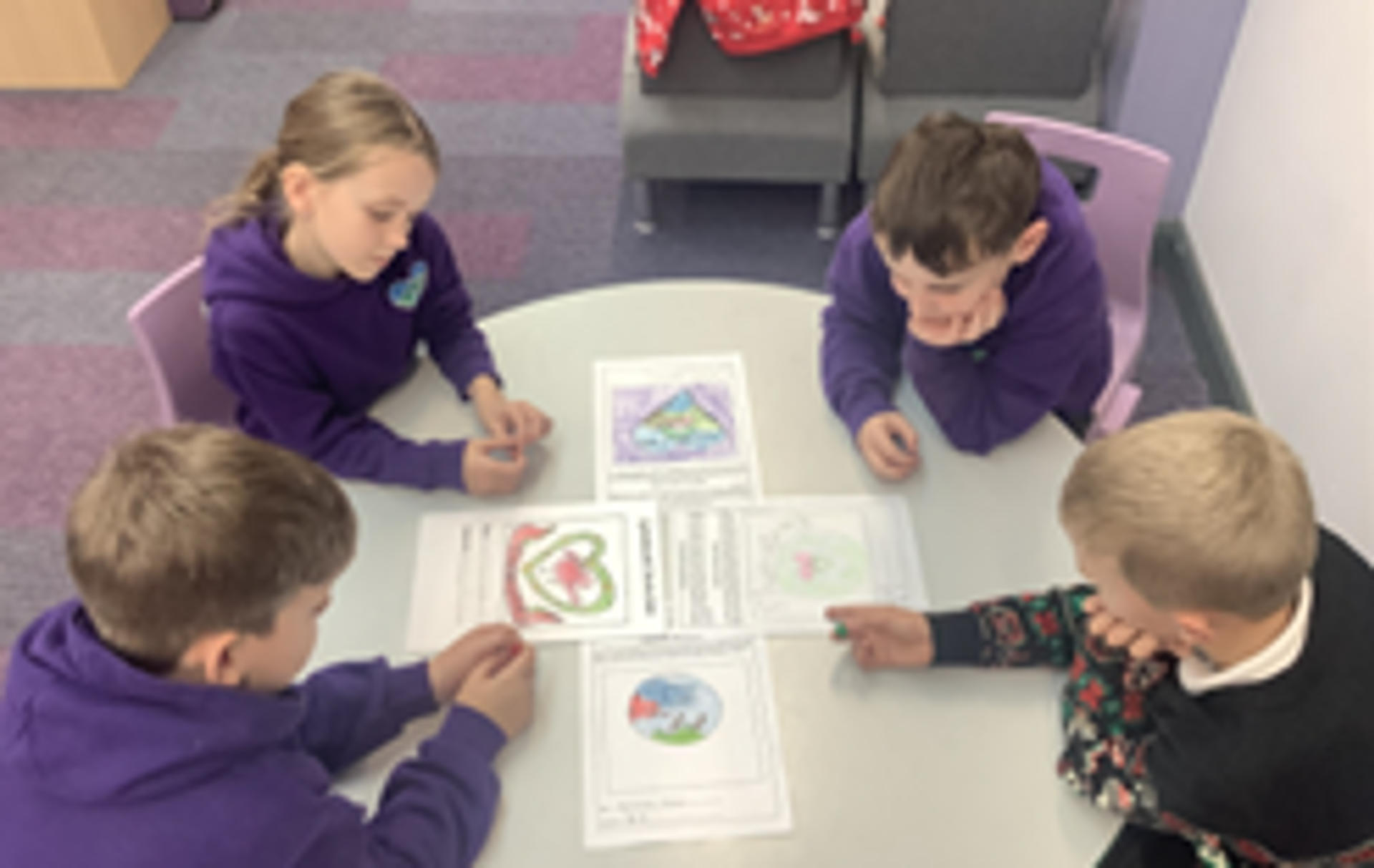 Dysgwyr yn trafod dyluniad y logo Siarter Iaith