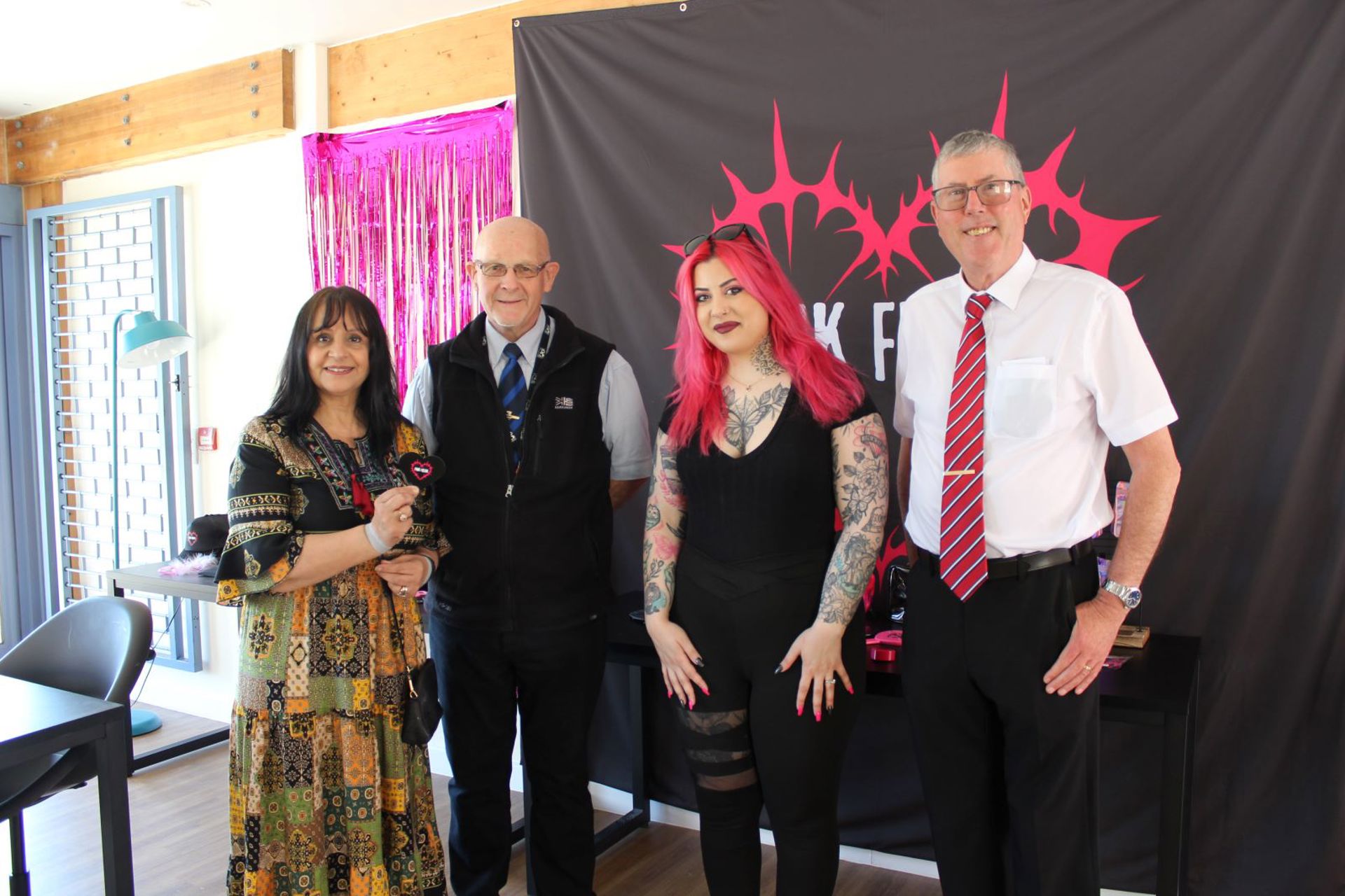 (CH-D) Cynghorydd Neelo Farr, Aelod Cabinet dros Adfywio, Datblygu Economaidd a Thai, Cynghorydd Paul Davis, Athina Konstantinou, perchennog Pink Freak Boutique a Cynhgorydd Martin Hughes, a'r yn uned dros dro Marchnad Maesteg.