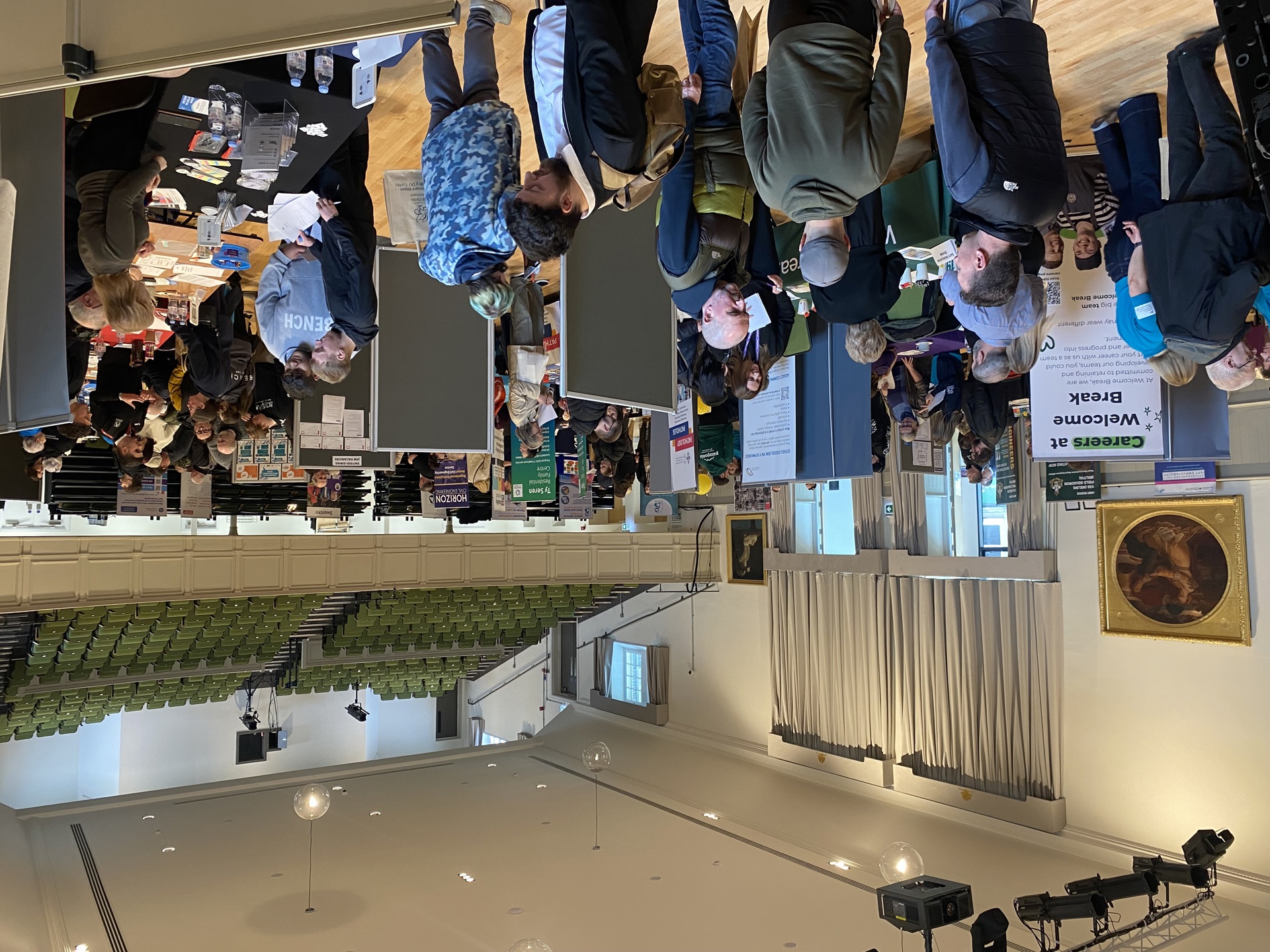 Mynychwyr a chyflogwyr yn Ffair Swyddi Maesteg yn Neuadd y Dref Maesteg