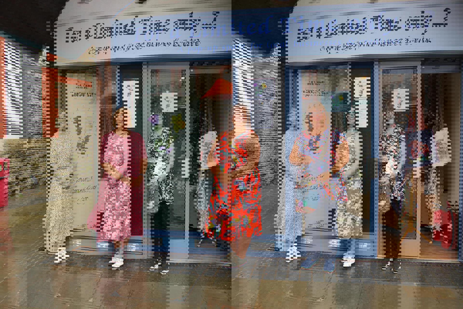 Phillipa Young, perchennog Entwined Crafts by Pip y tu allan i Uned 14 ym Marchnad Maesteg.