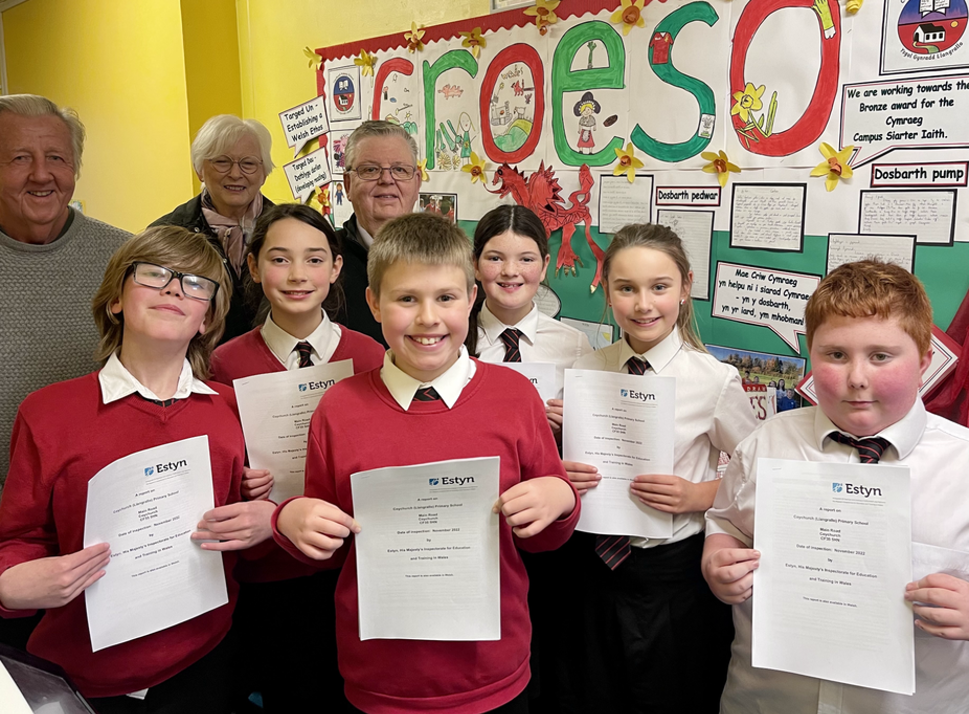 Disgyblion Llangyngrair yn cyflwyno gydag adroddiad Estyn