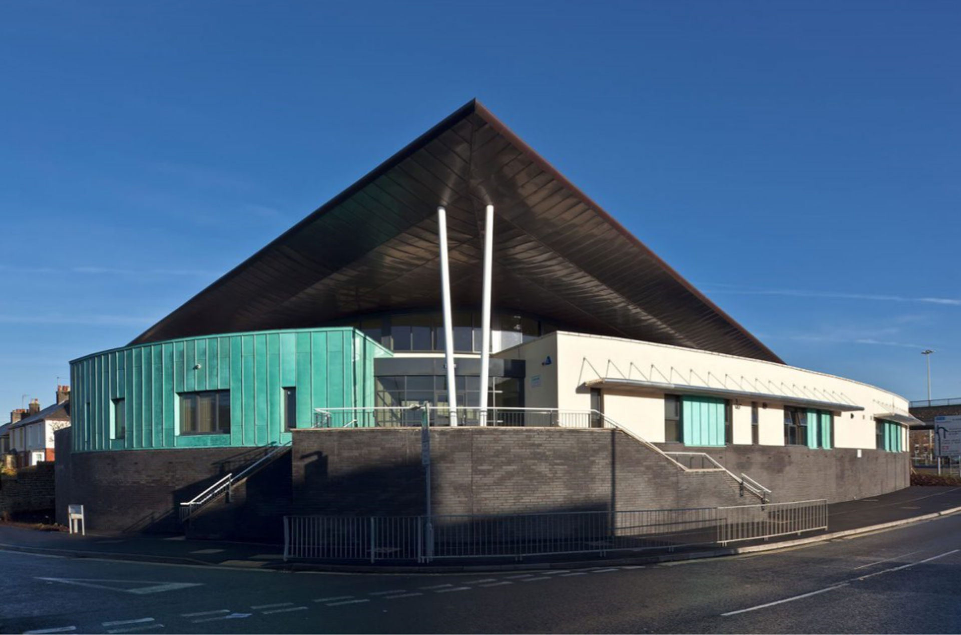 Mae Cynorthwyo gydag Adfer yn y Gymuned (ARC) yn parhau i gynnig cyngor a sesiynau gwybodaeth i bobl sy’n cael anhawster gyda’u lles emosiynol.