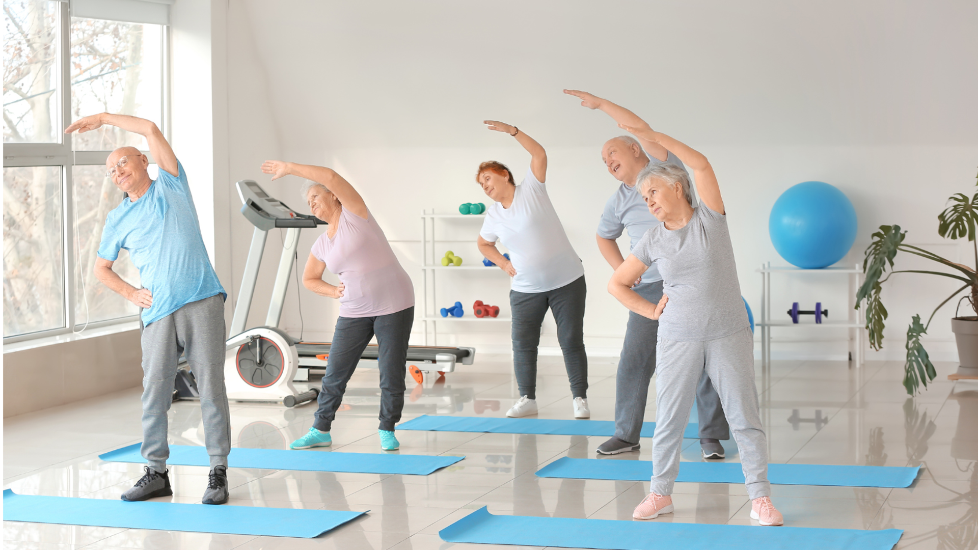 Pobl oedrannus yn ymarfer yoga