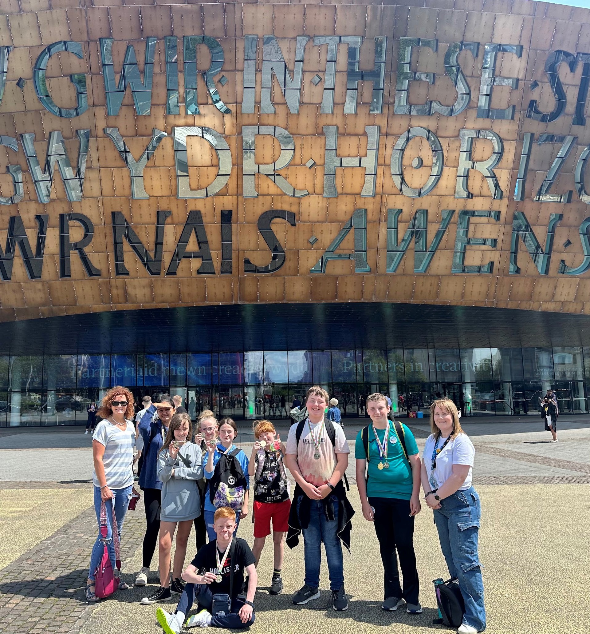 Taith wobrwyol i’r Criw Cymraeg i Fae Caerdydd, gan gynnwys ymweliad â’r Senedd